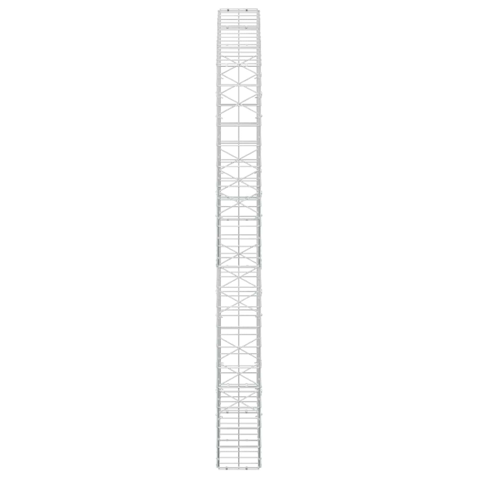Hoher weißer Metallgitterturm oder Leiterstruktur, vertikal auf einfachem Hintergrund dargestellt.