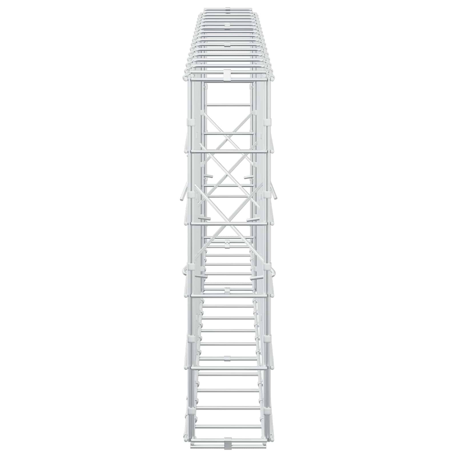 Hoher weißer Metallgerüstturm von vorne auf einfachem weißem Hintergrund gezeigt.
