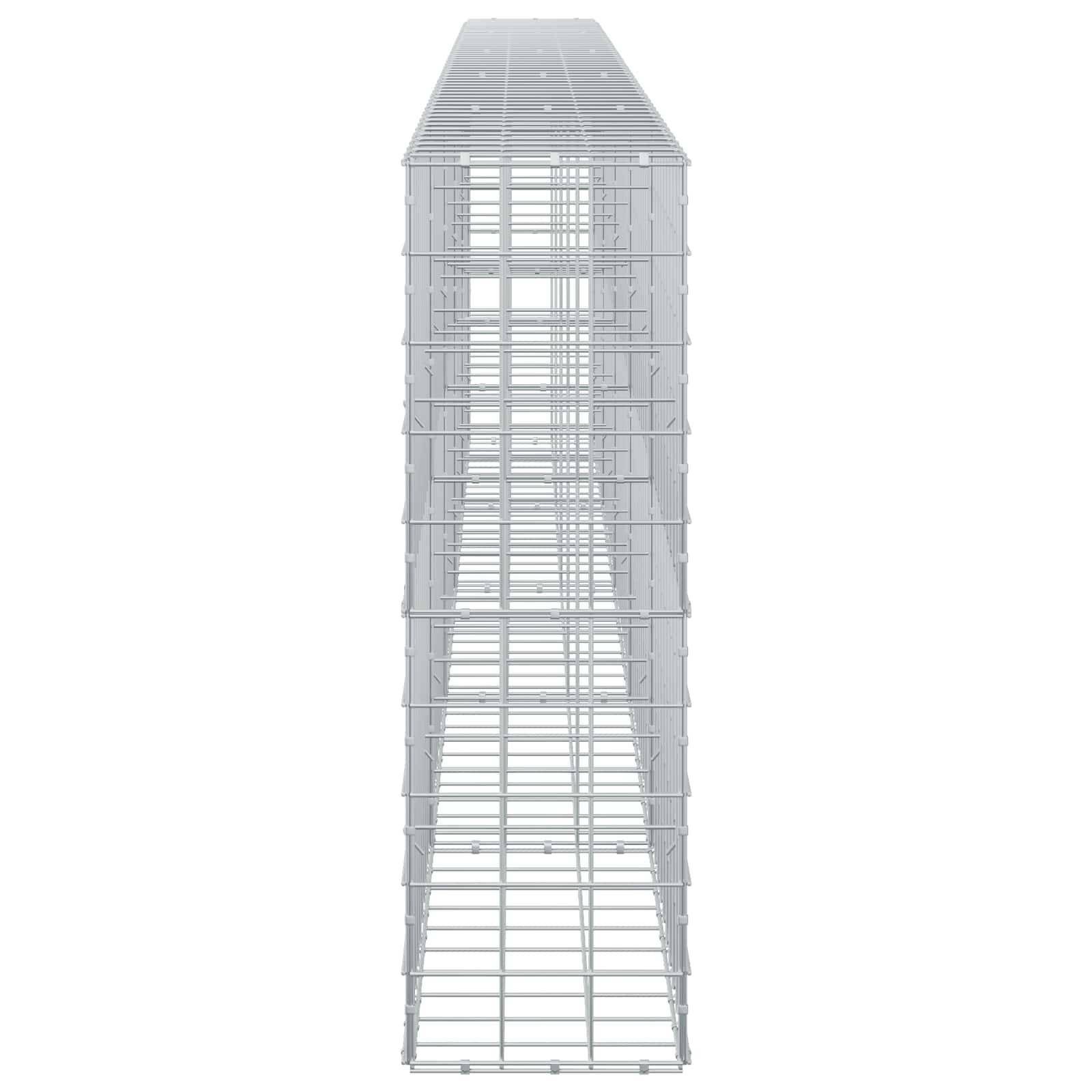 Hohe graue Drahtgitter-3D-Struktur, die einem schmalen Turm oder Käfig ähnelt, Vorderansicht auf weißem Hintergrund.