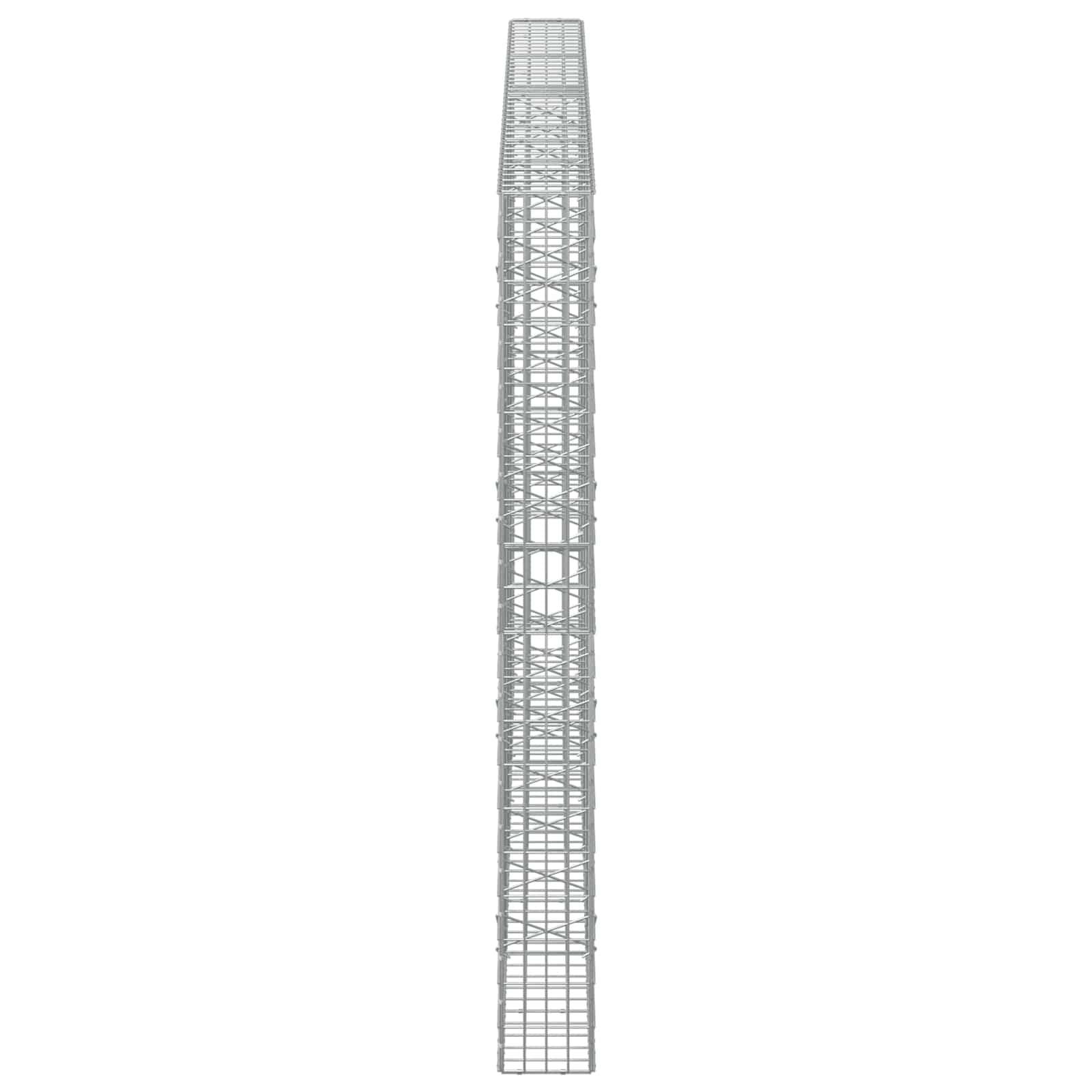 Hoher schmaler grauer Metallgitterturm oder Antennenmast, der sich vertikal gegen einen weißen Hintergrund erhebt.