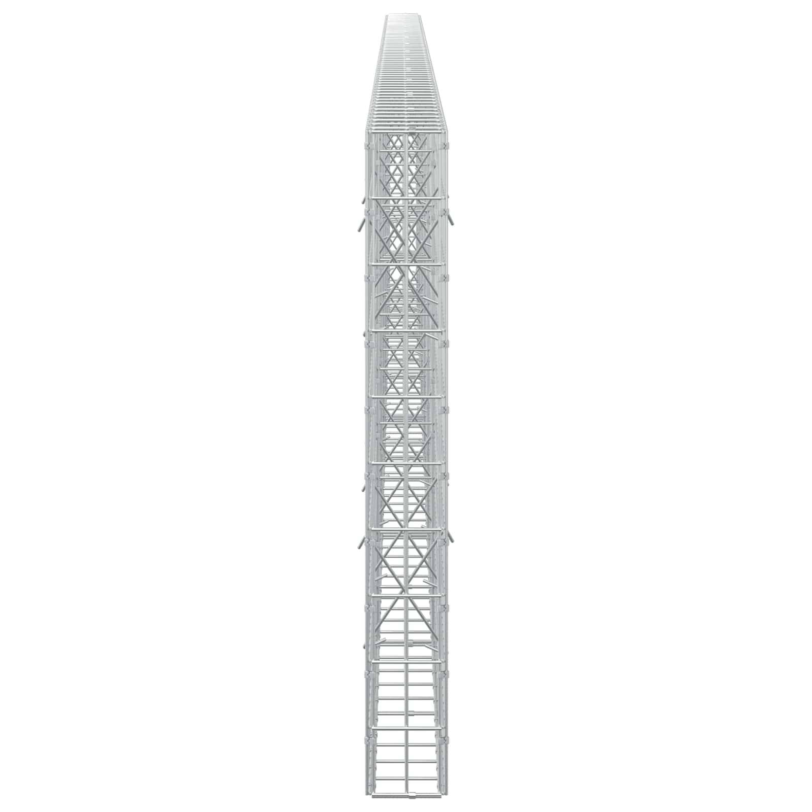 Hoher silberner Gitterturm mit verjüngter Spitze, frontal auf weißem Hintergrund dargestellt, ähnelt einem Struktur- oder Industrieturmmodell.