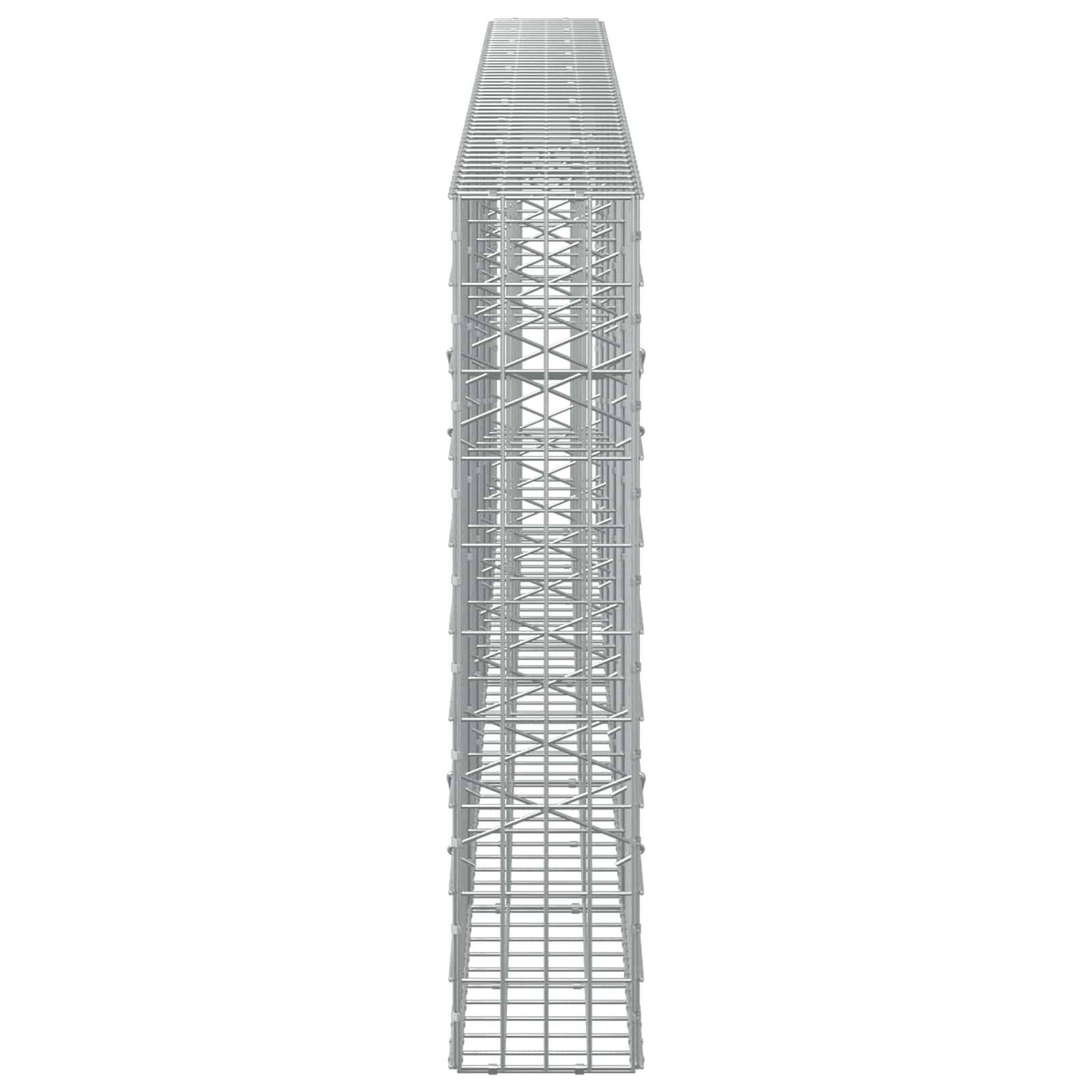 Hoher grauer Metallgitterturm oder Gerüststruktur frontal vor weißem Hintergrund fotografiert.