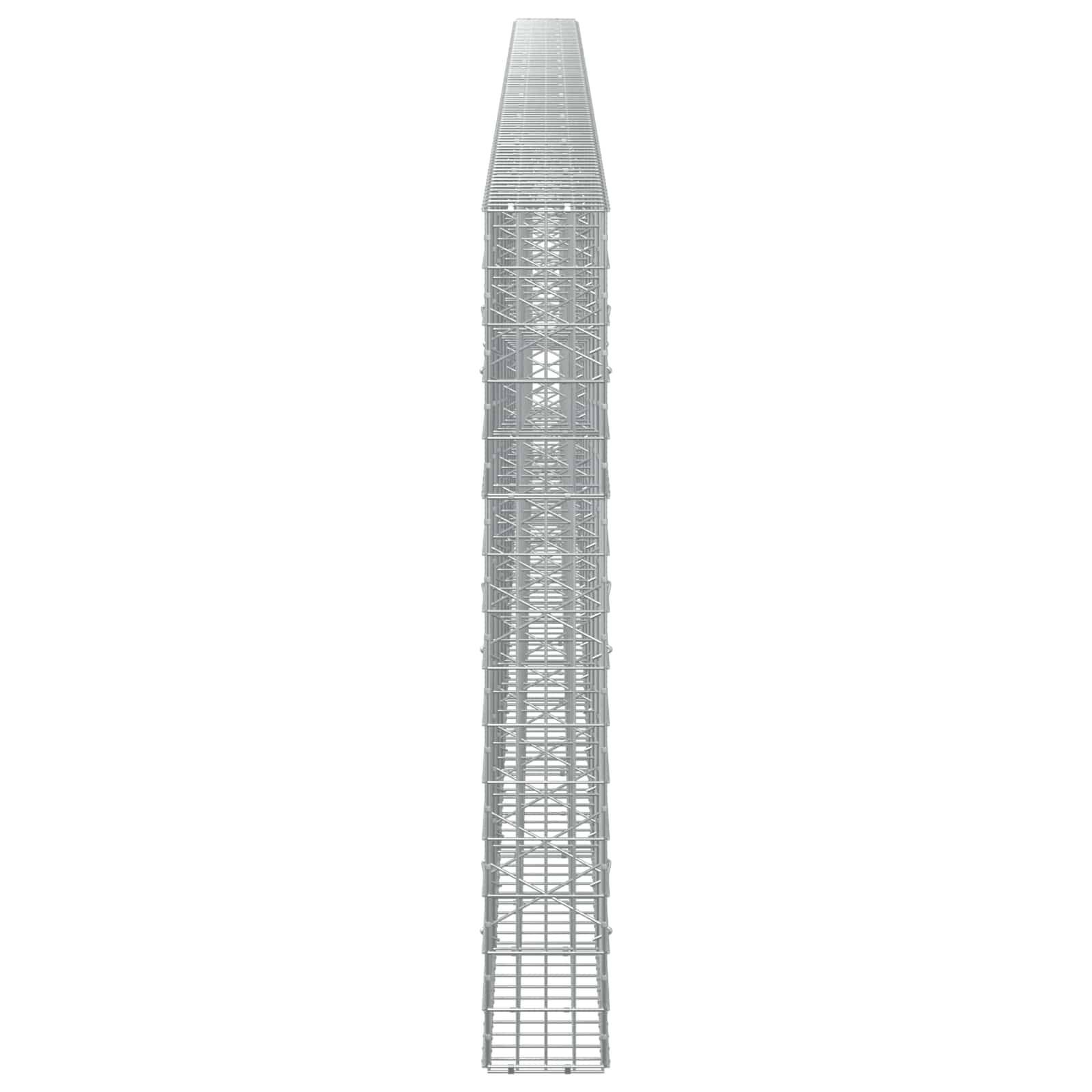 Hoher, schmaler grauer Metallgitterturm oder Stahlgerüst, das isoliert auf weißem Hintergrund gezeigt wird