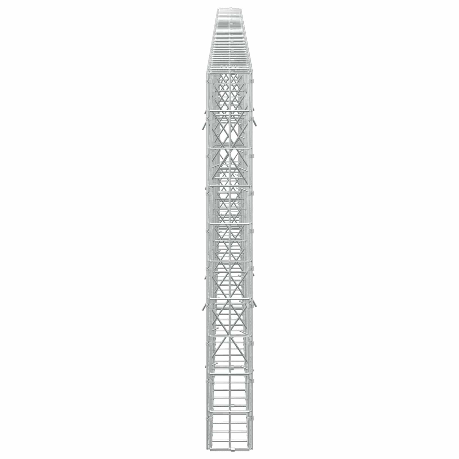 Hoher grauer Industrieturm oder Gittermast in Vorderansicht gezeigt, nach oben hin verjüngend auf einem einfachen weißen Hintergrund.
