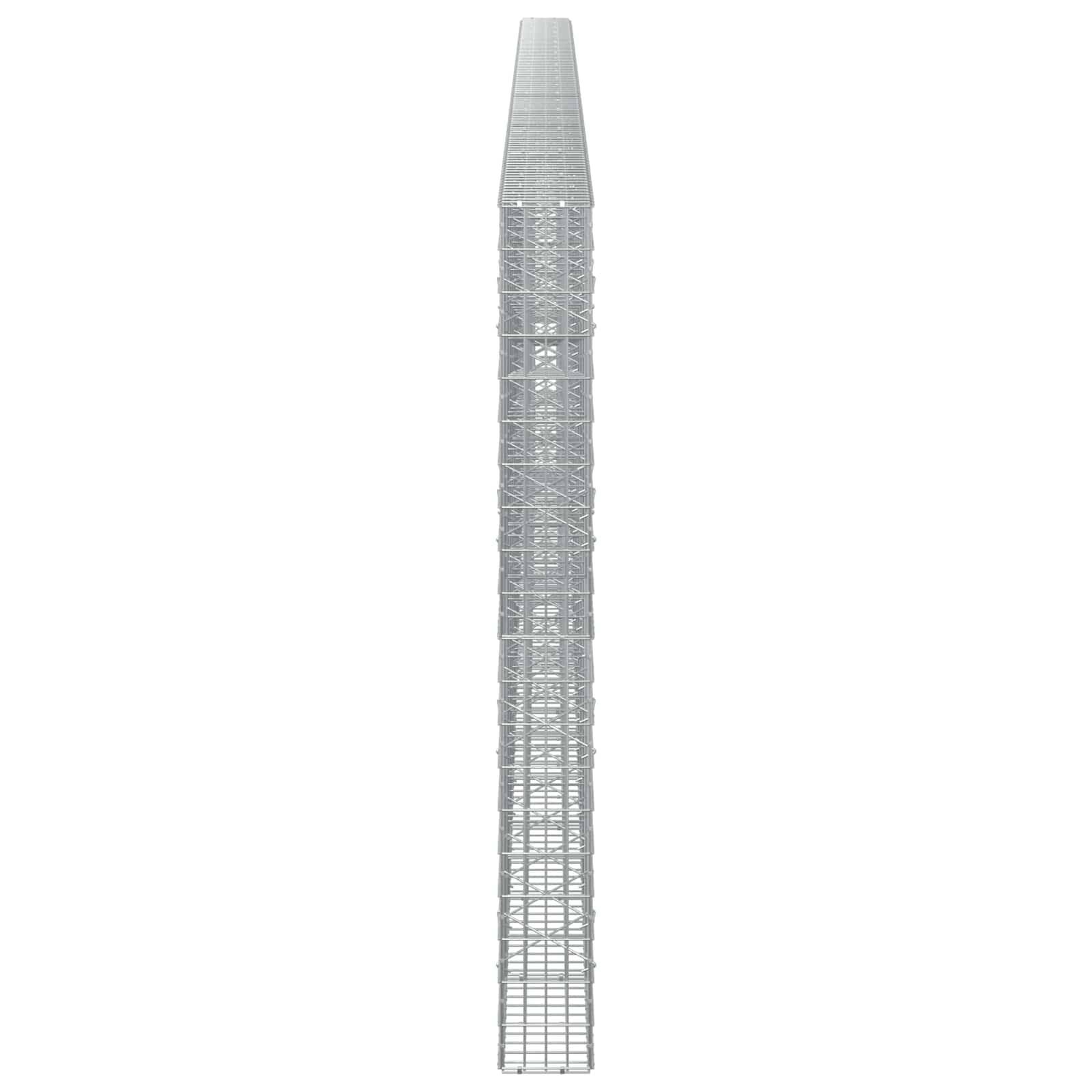 Hoher schmaler metallener Gitterturm oder Kranmast isoliert auf weißem Hintergrund.