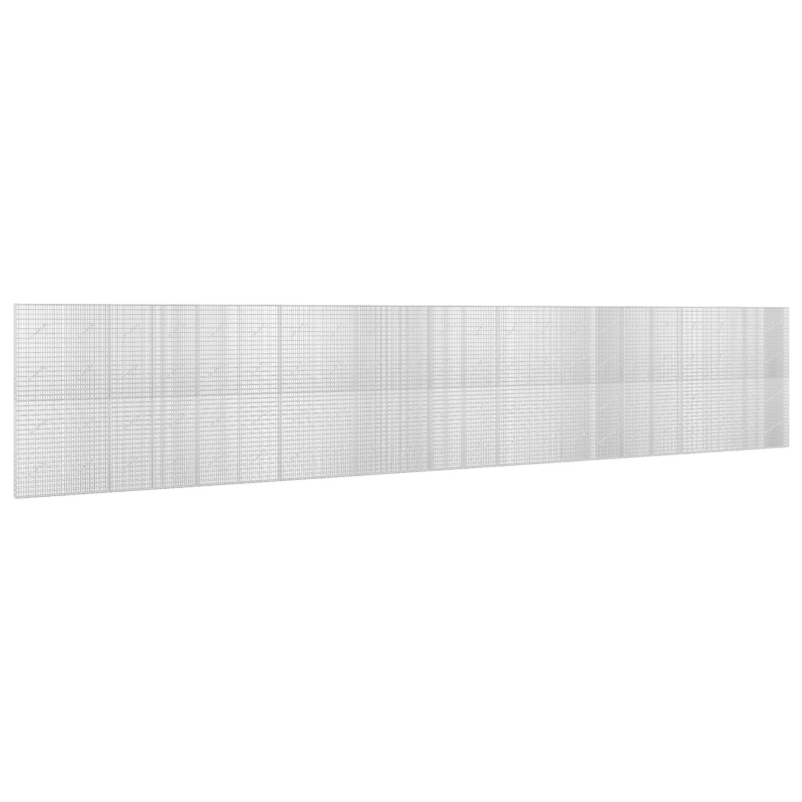 Ein langer, hellgrauer durchbrochener oder Mesh-Panel auf weißem Hintergrund, aus leicht perspektivischer Ansicht gezeigt.