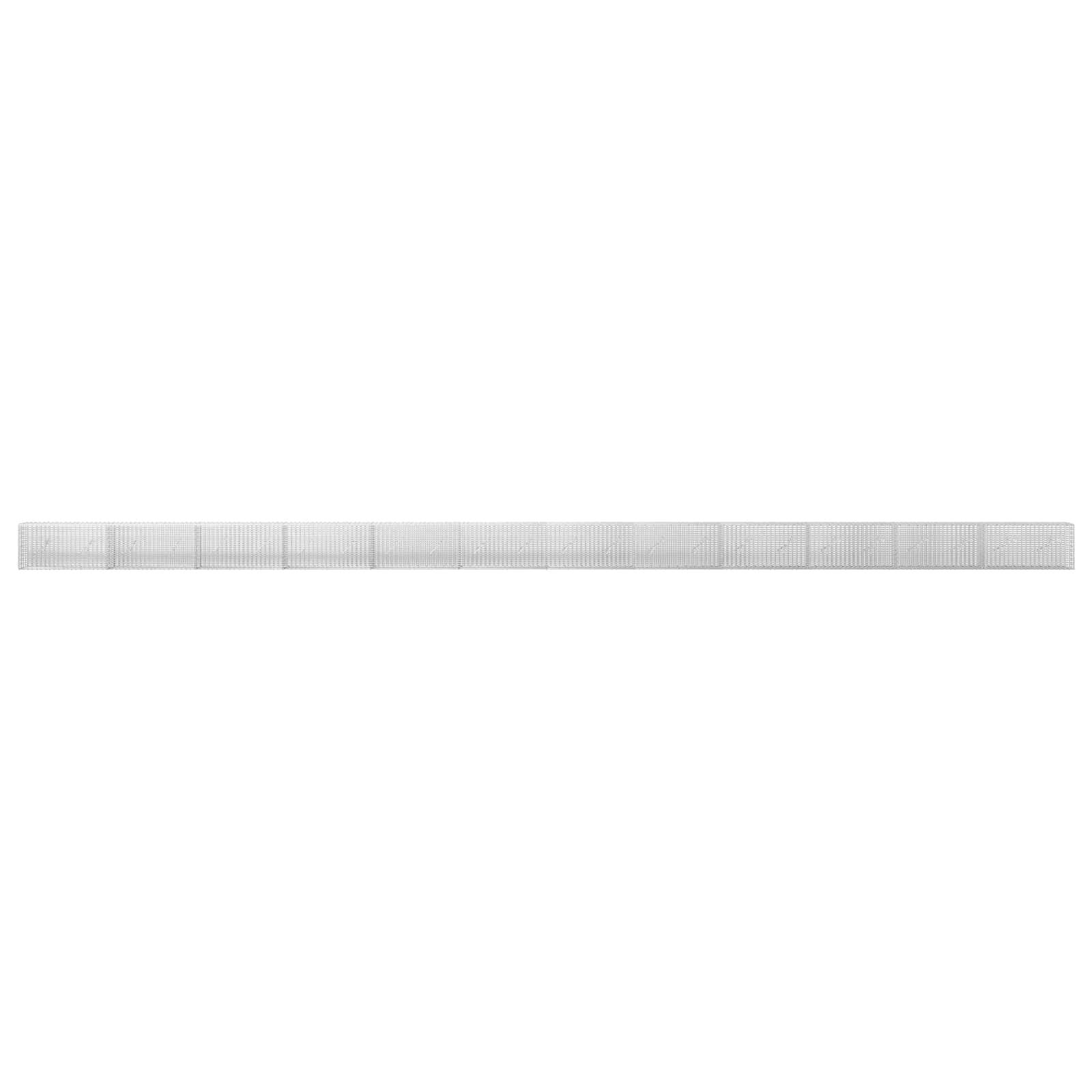 Langes graues Metalllineal oder Stahlkante, horizontal auf weißem Hintergrund angezeigt.