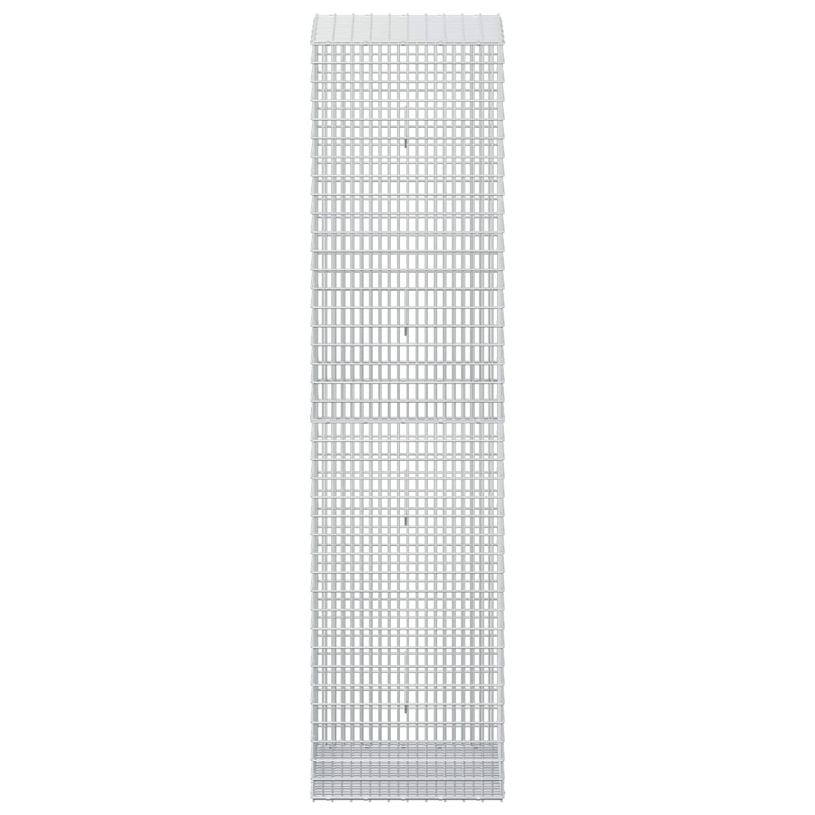 Hoher weißer rechteckiger Maschentower oder Lüftungspaneel auf einfachem weißem Hintergrund.