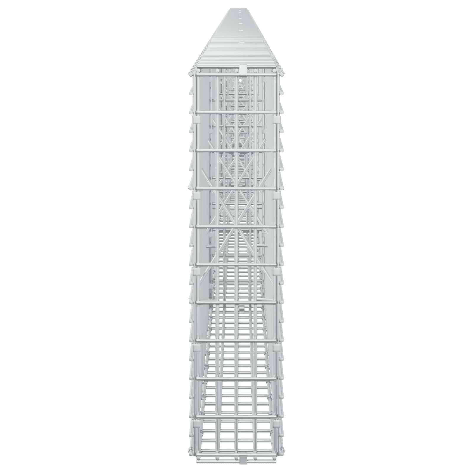 Hohe schmale graue Metallturmstruktur in Vorderansicht auf weißem Hintergrund, mit sich verjüngender Spitze und offenem Gitternetzwerk.