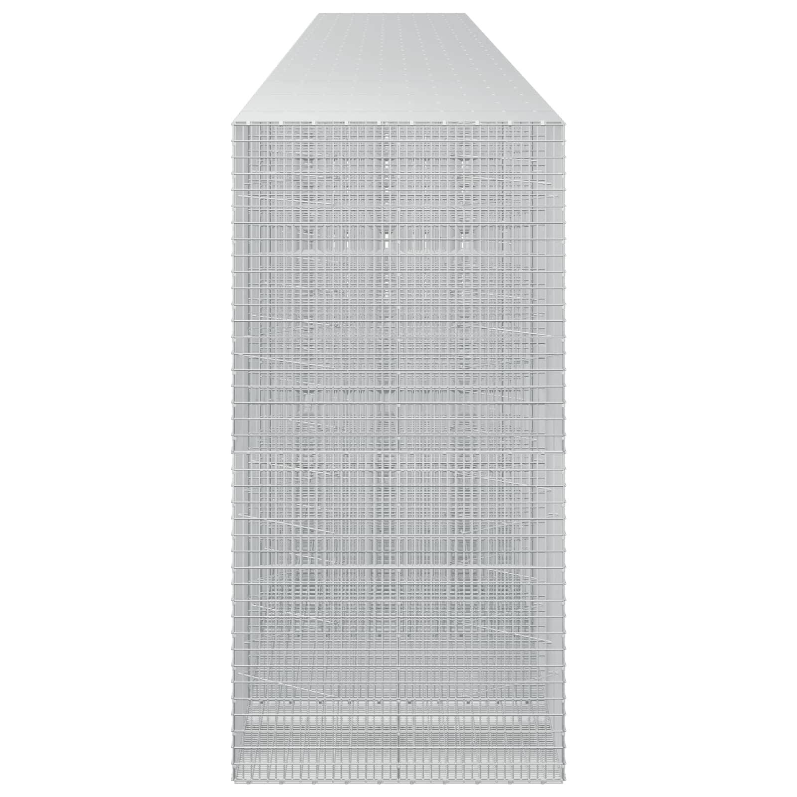 Hohes rechteckiges weißes, mit Maschengewebe bedecktes Gebäude oder Turm, vor einem einfachen Hintergrund von vorne gezeigt.