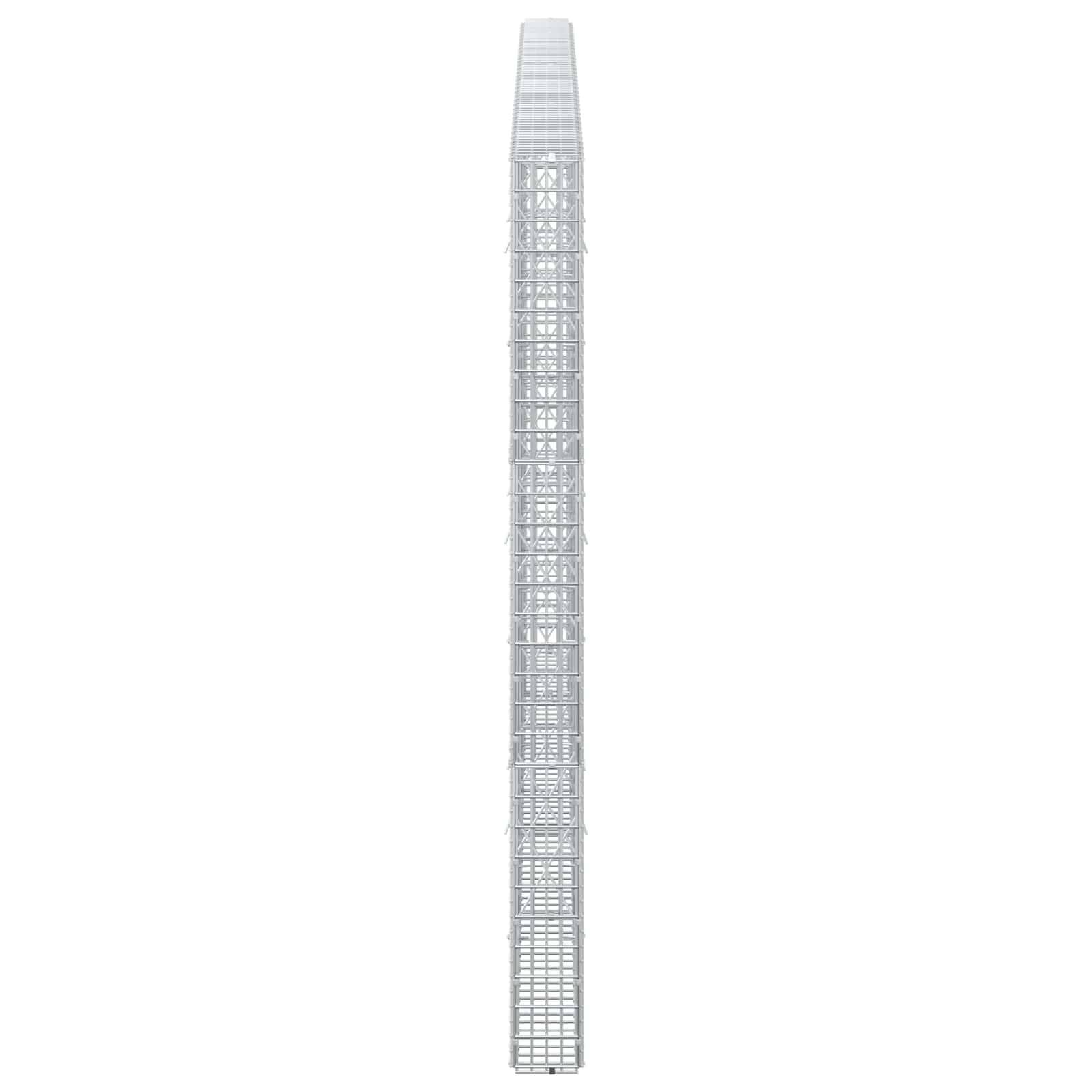 Hoher, schmaler metallischer Gitterturm oder Stahlgittermast, vertikal auf einem schlichten weißen Hintergrund dargestellt.