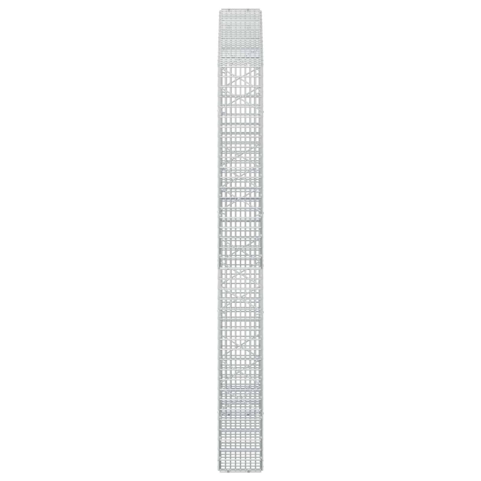 Hohes, enges Silbermetallgitterpanel mit einem rechteckigen Rastermuster auf weißem Hintergrund.