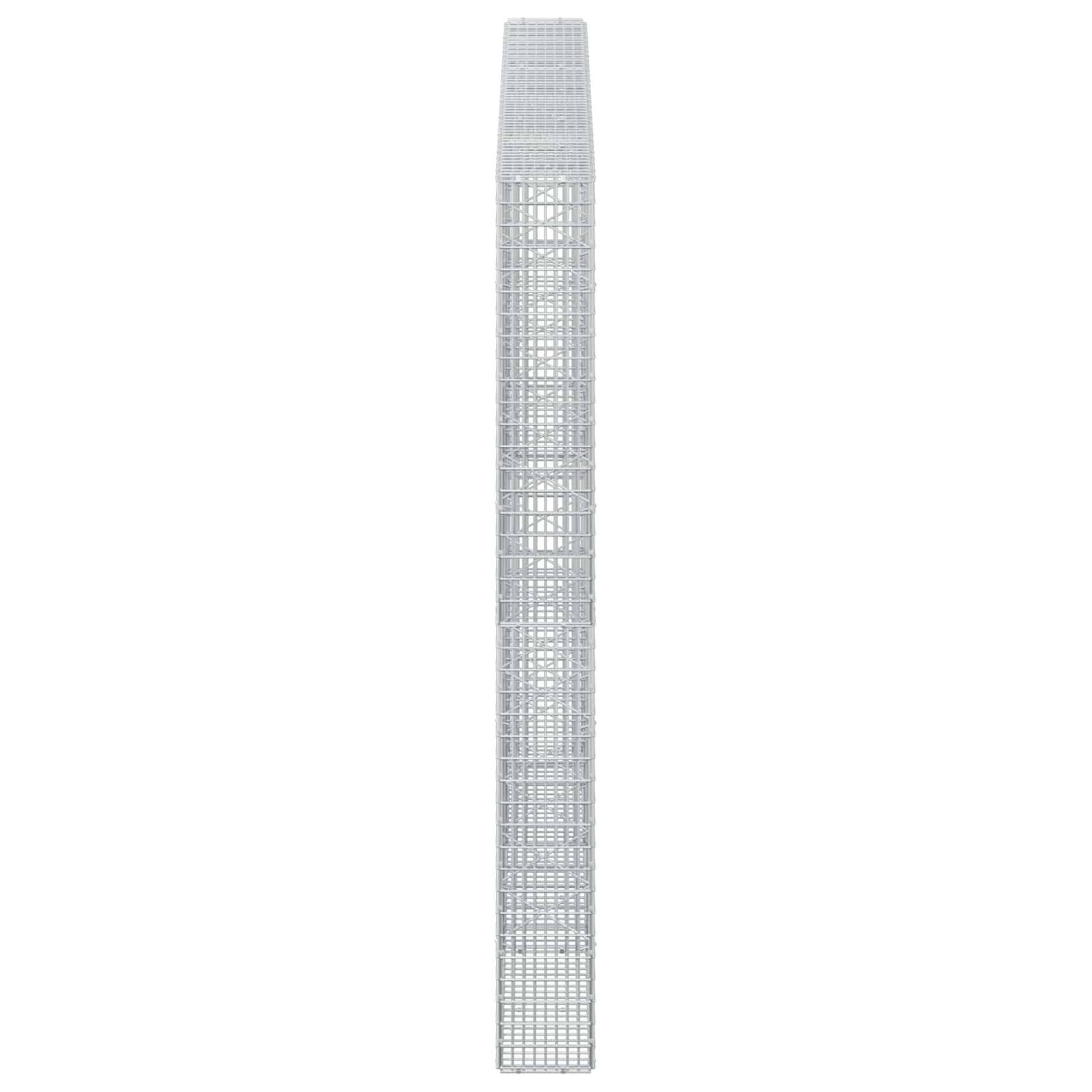 Ein hohes, schmales silbernes Metallgitter oder Filter aus Metallgeflecht, das vertikal auf weißem Hintergrund steht.
