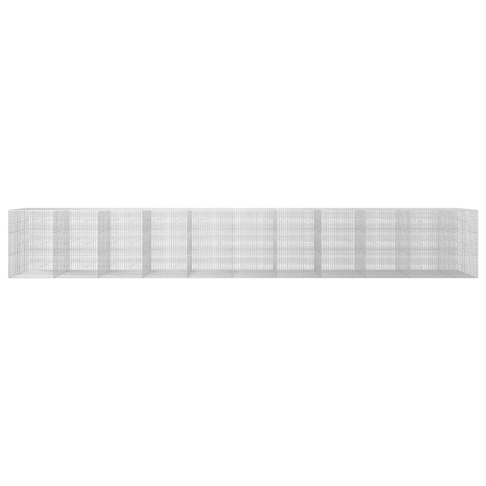 Lange, niedrige graue gitterähnliche Struktur, die sich horizontal über einen weißen Hintergrund erstreckt und einem Zaun oder einer Fassadenpaneelplatte ähnelt.