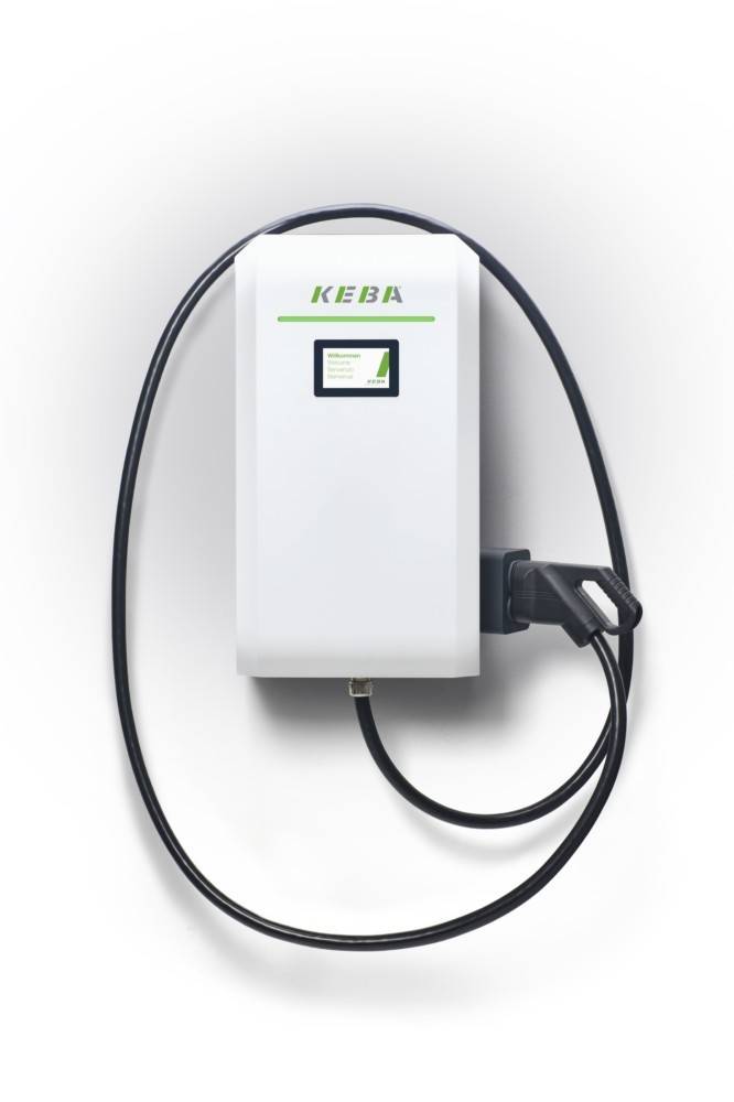 Wandmontierte KEBA-Elektrofahrzeug-Ladestation mit angebrachtem schwarzem Ladekabel und Stecker auf weißem Hintergrund.