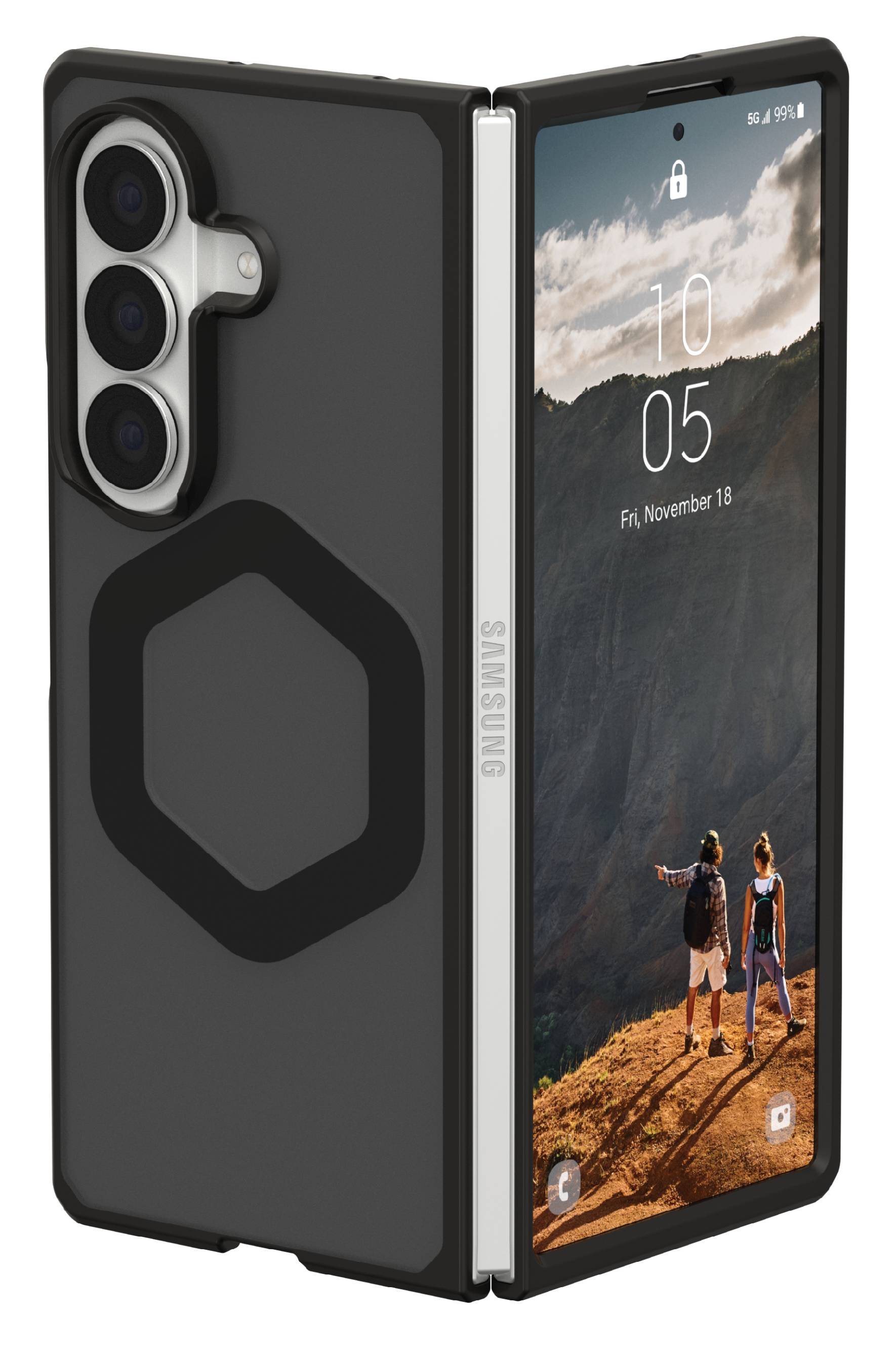 Zusammenklappbares Samsung-Telefon in einer schwarzen Schutzhülle, aufgeklappt mit einem Bergwander-Hintergrundbild und einer Uhr auf dem Bildschirm.