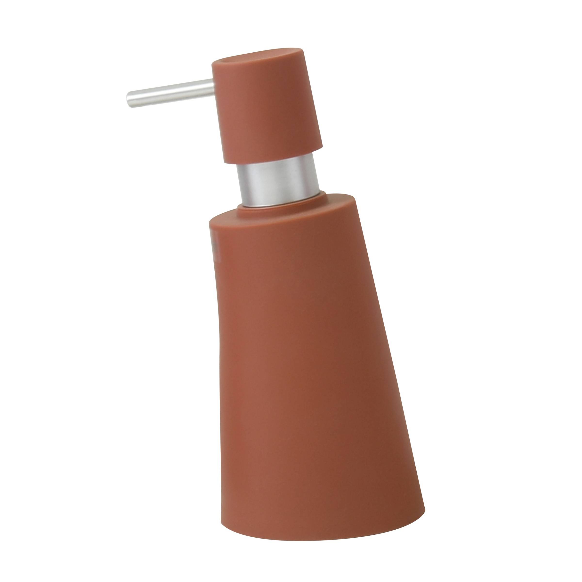 Braune Seife oder Lotion im Spender mit silbernem Pumpendüsenkopf auf weißem Hintergrund.