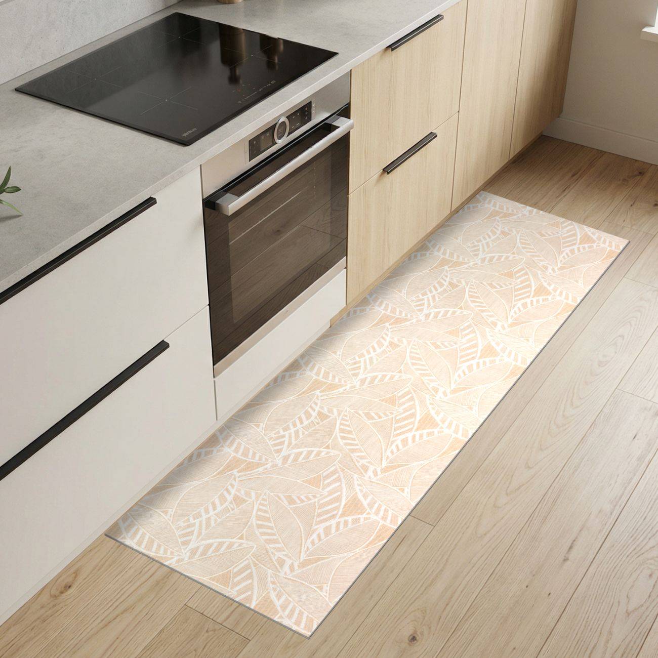 Moderne Küche mit Einbauofen und Kochfeld, ausgestattet mit einem langen schmalen Läufer mit Blattmuster in Beige auf hellem Holzbelag.