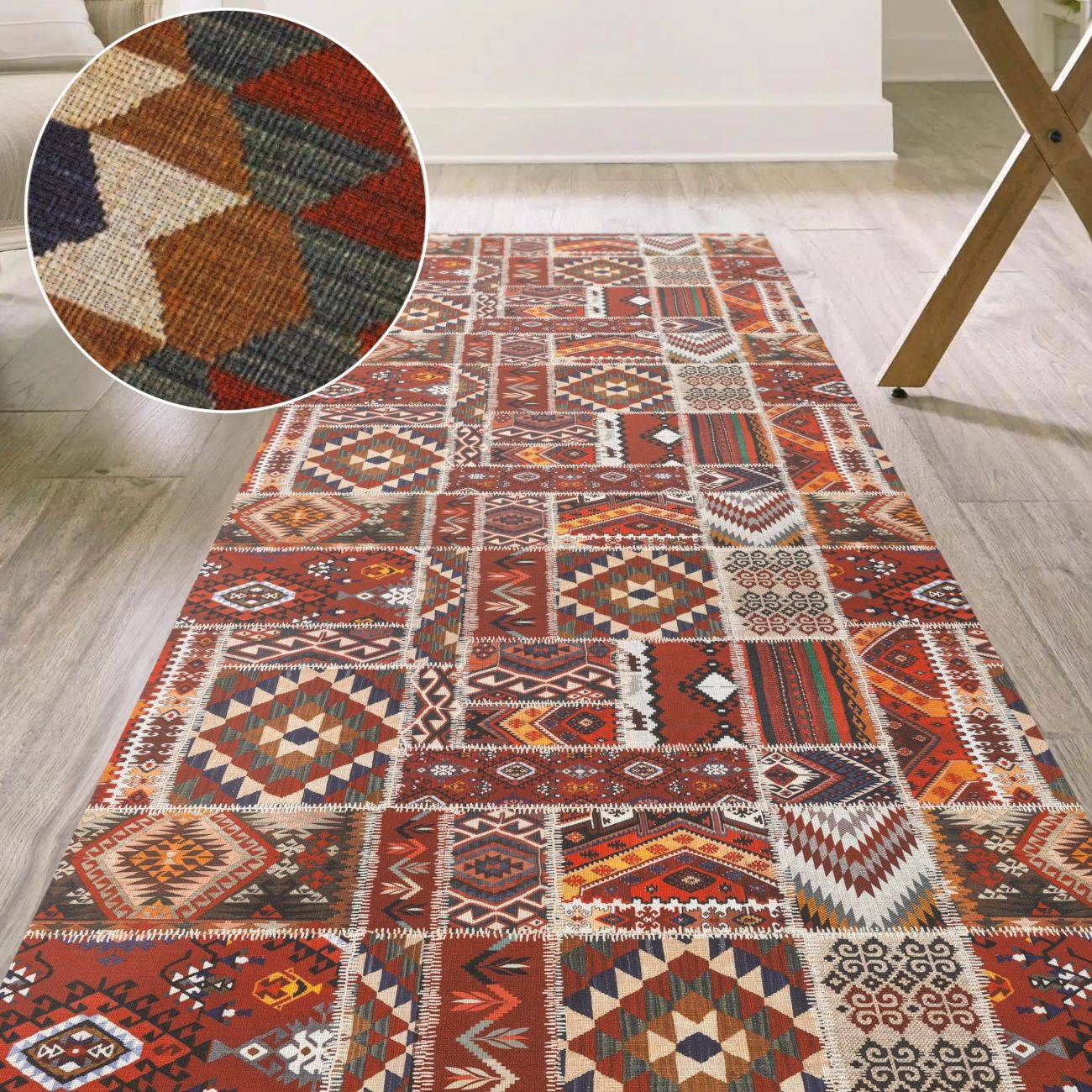 Farbenfroher gemusterter Bereichsteppich auf hellem Holzboden verlegt, mit roten, orangefarbenen, beigen und blauen geometrischen Motiven; Ausschnitt zeigt nahaufgenommene Webtextur.