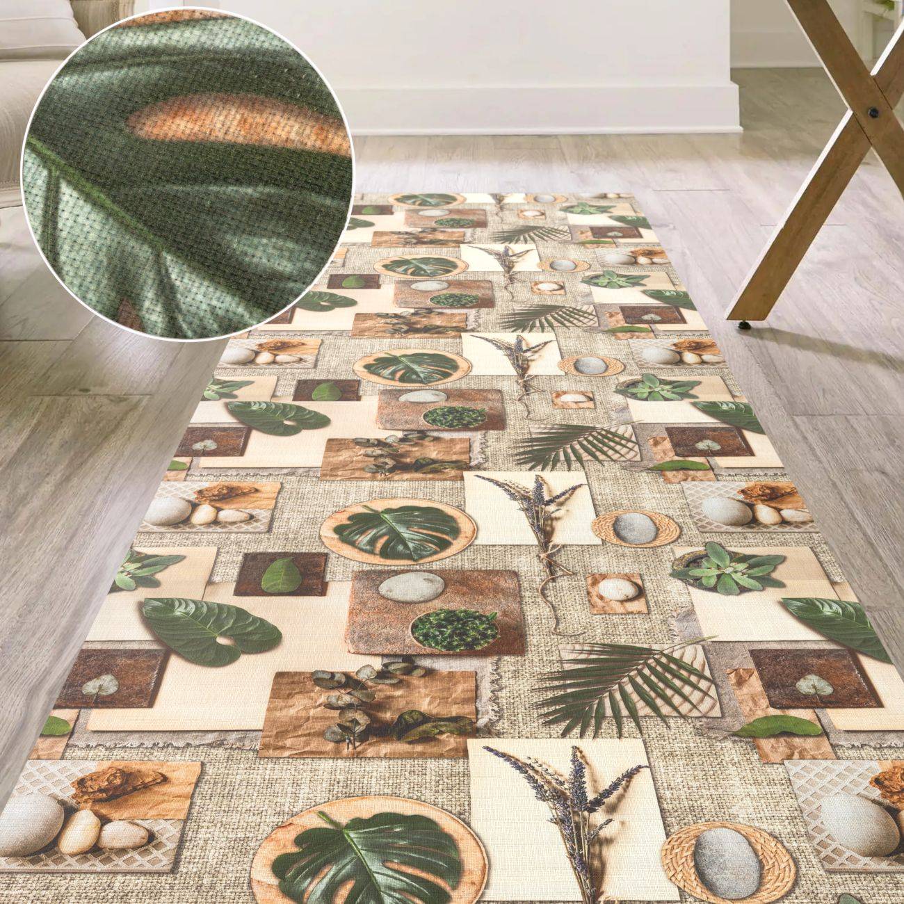 Rechteckiger Flächenteppich mit tropischem Blatt-, Stein- und botanischem Patchwork-Muster in Grün, Beige und Braun, gezeigt auf einem hellem Holzboden.