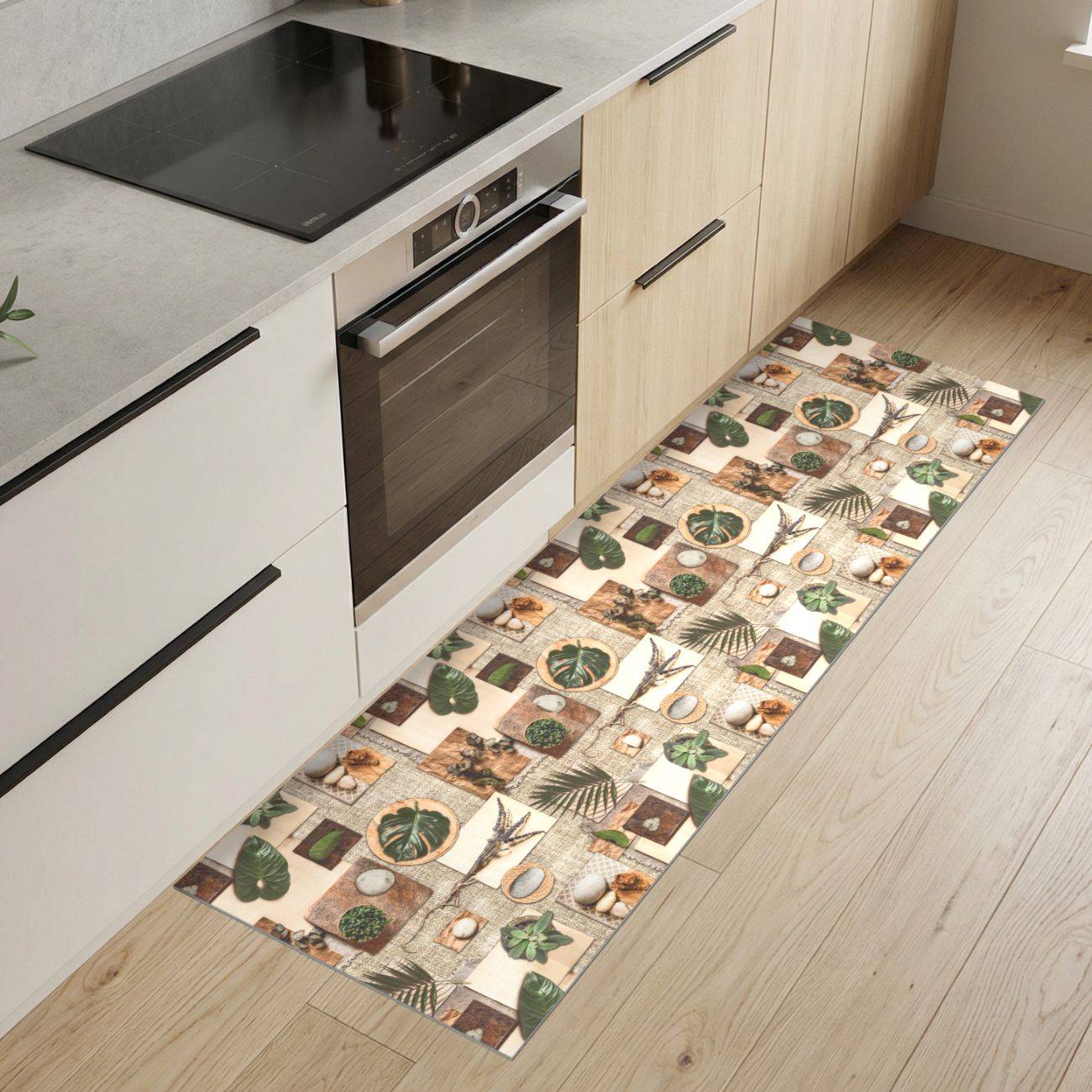 Moderne Küche mit hellem Holzschrank, schwarzem Kochfeld und Ofen sowie einem langen dekorativen Bodenläufer mit botanischen Motiven und Lebensmitteldrucken.
