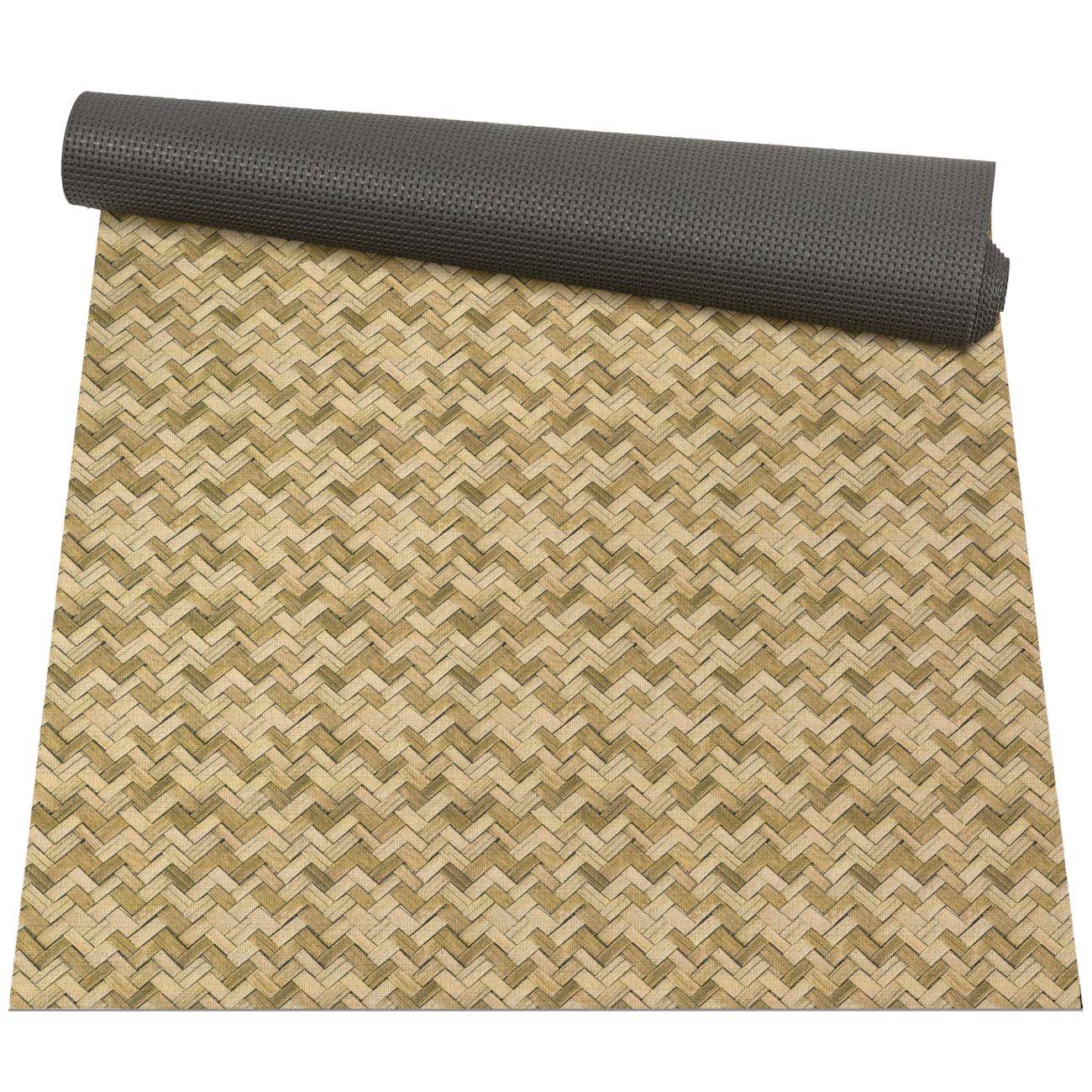 Aufgerollte gewebte Stroh- oder Bambousmatte mit dunkler strukturierter Rückseite, entrollt vor weißem Hintergrund dargestellt.