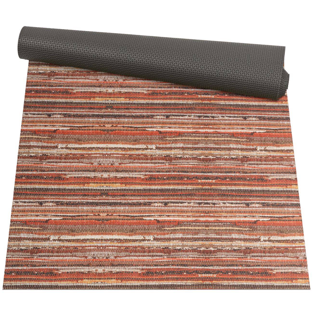 Aufgerollter gestreifter Teppich in Orange, Rostbraun, Beige und Grau auf weißem Hintergrund.