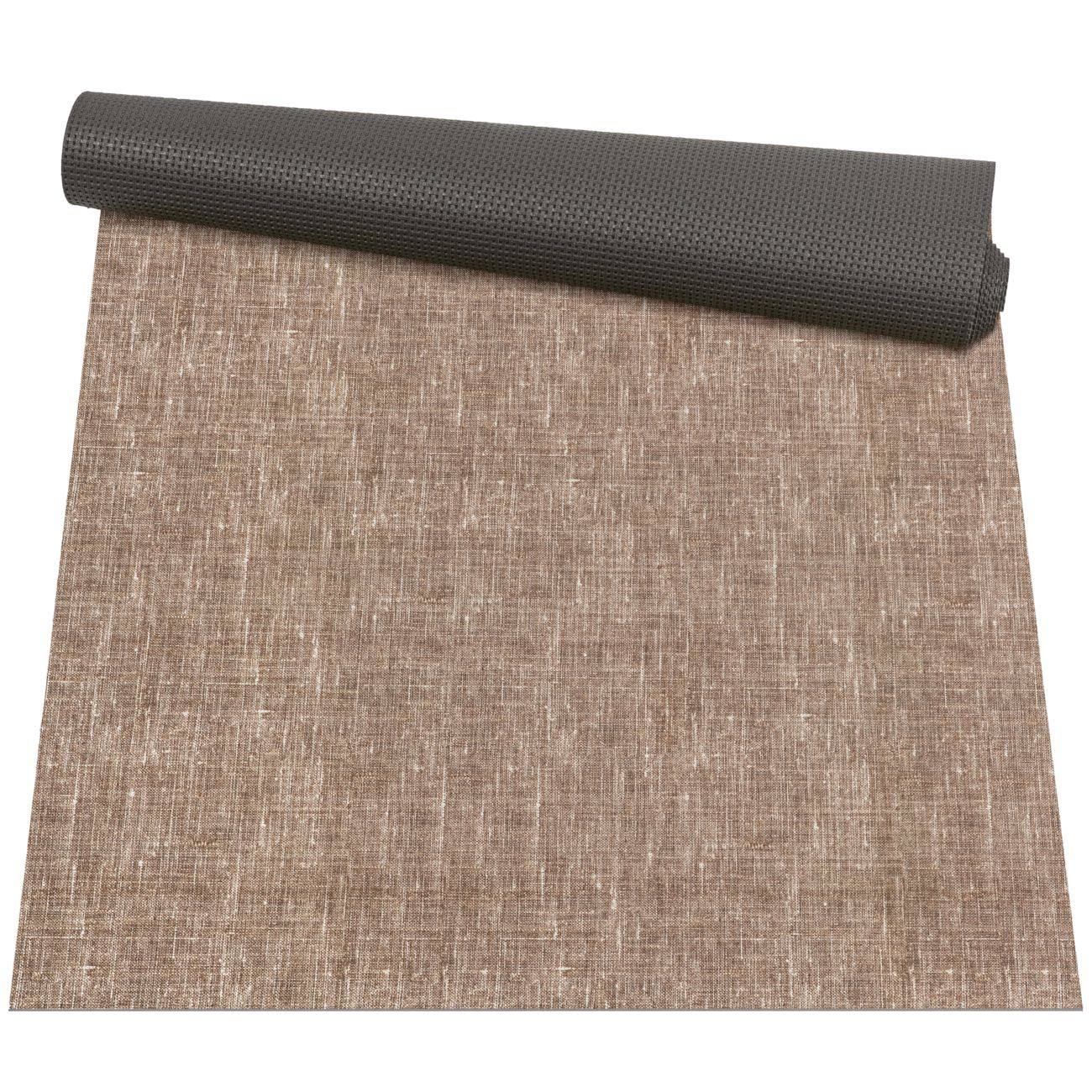 Aufgerollte braune Woven-Matte oder Teppich mit einer strukturierten dunkelbraunen oberen Kante auf weißem Hintergrund.