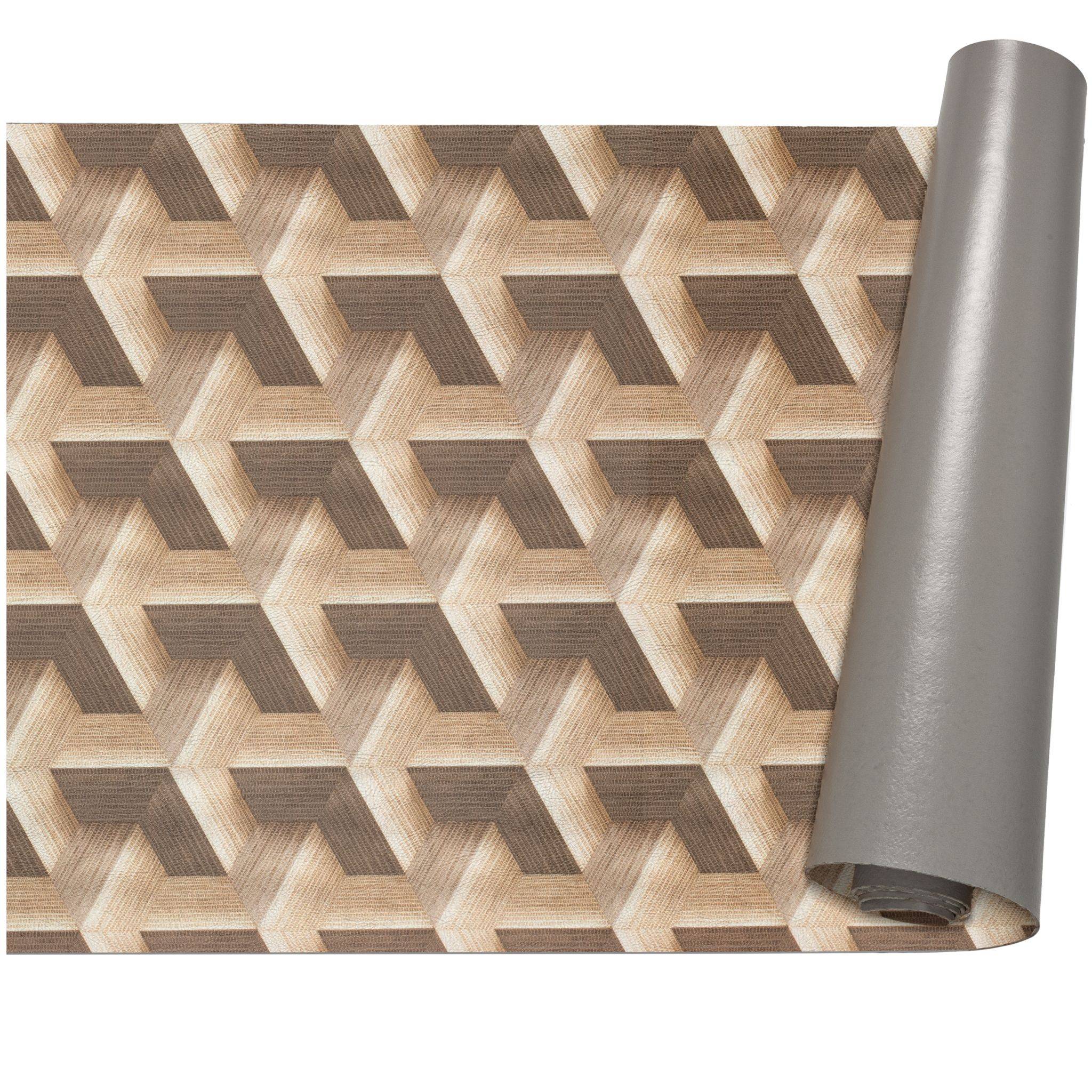 Aufgerollte Tapetenbahn mit geometrischem Holzmuster in Beige und Braun, mit sichtbarem grauem Untergrund auf der rechten Seite.