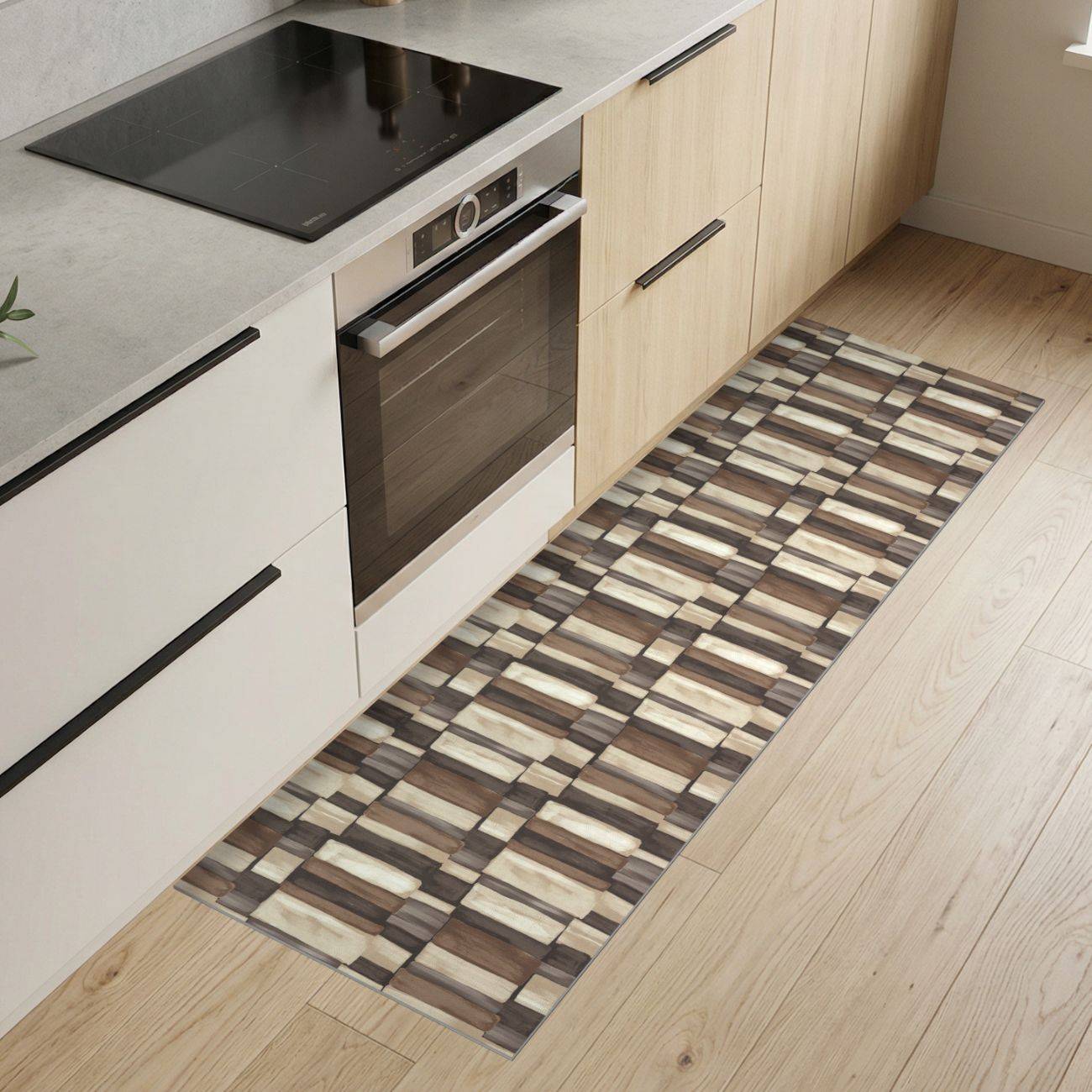 Moderne Küche mit weißen Schränken, eingebautem Backofen und Kochfeld sowie einem langen gemusterten Läufer auf hellem Holzfußboden.