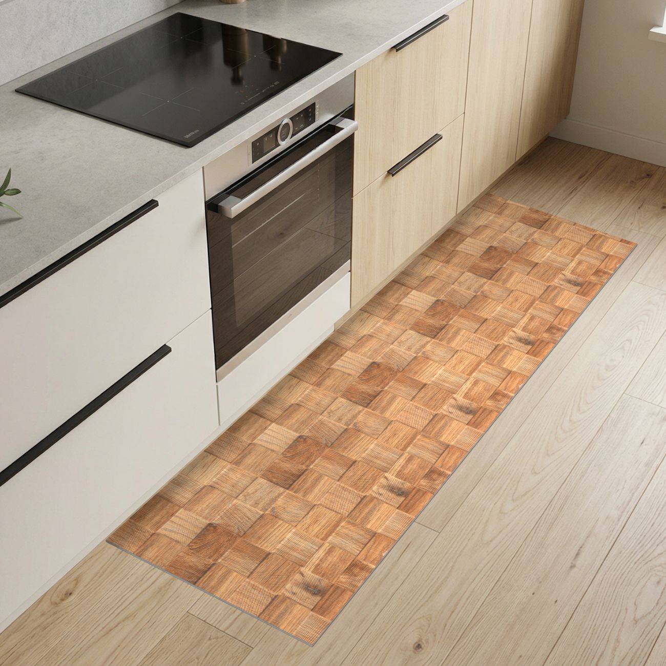 Moderne Küche mit hellen Holzschränken und schwarzem Kochfeld, mit einem schmalen Läufer im Parkett-Stil auf dem Boden.