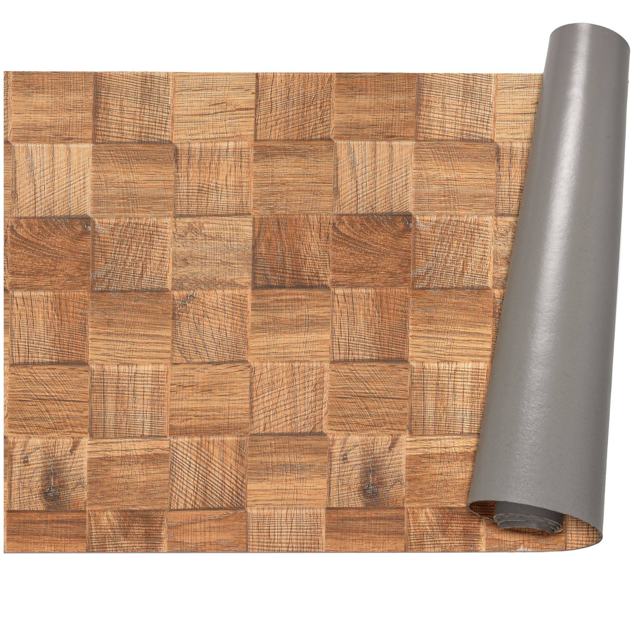 Schneidebrett aus Holz mit Stirnholzmuster und einer teilweise aufgerollten grauen Unterlage oder Matte auf der rechten Seite.