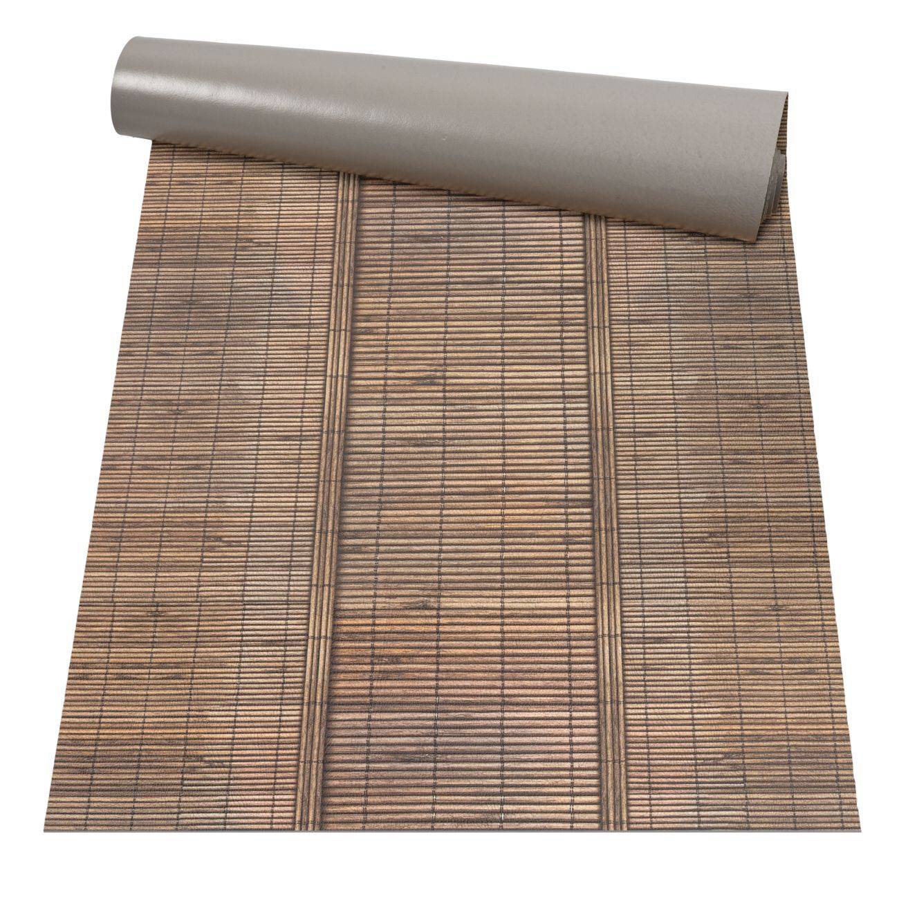 Gerollte Bamboo-Tischunterlage oder Matte mit gewebtem Lamellenmuster, teilweise aufgerollt auf weißem Hintergrund gezeigt.