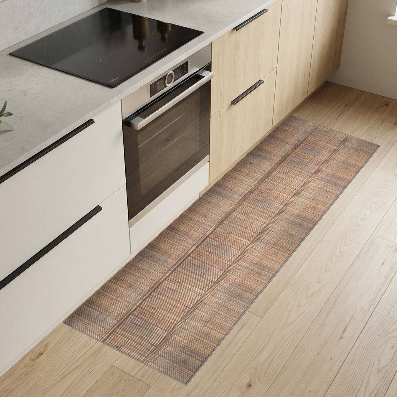 Moderne Küche mit hellem Holzschrank, Einbauofen, schwarzem Kochfeld und einem langen, schmalen karierten Läuferteppich auf hellem Holzfußboden.