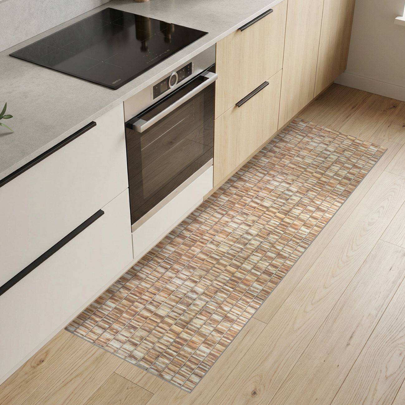 Moderne Küche mit eingebautem Backofen und Kochfeld, hellem Holzschrank und einem schmalem gemustertem Läuferteppich auf hellem Holzboden.