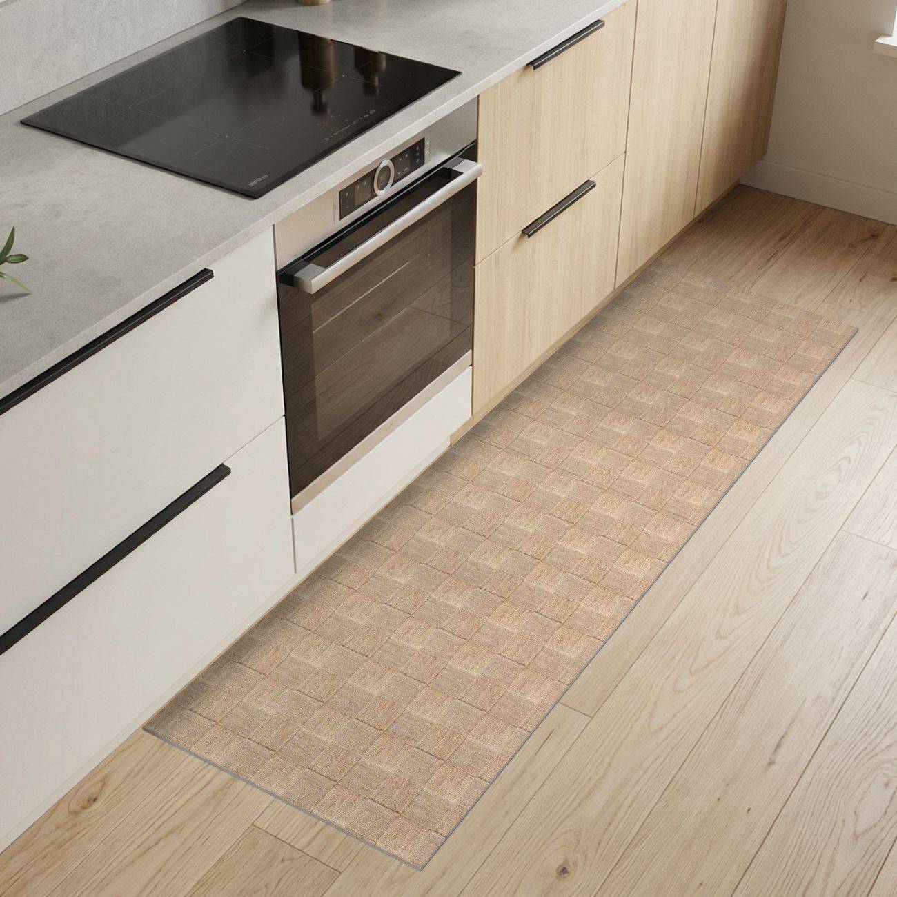 Moderne Küche mit hellem Holzboden und Schränken, schwarzem Kochfeld und Ofen sowie einem langen beigefarbenen Läufer entlang der Schränke.
