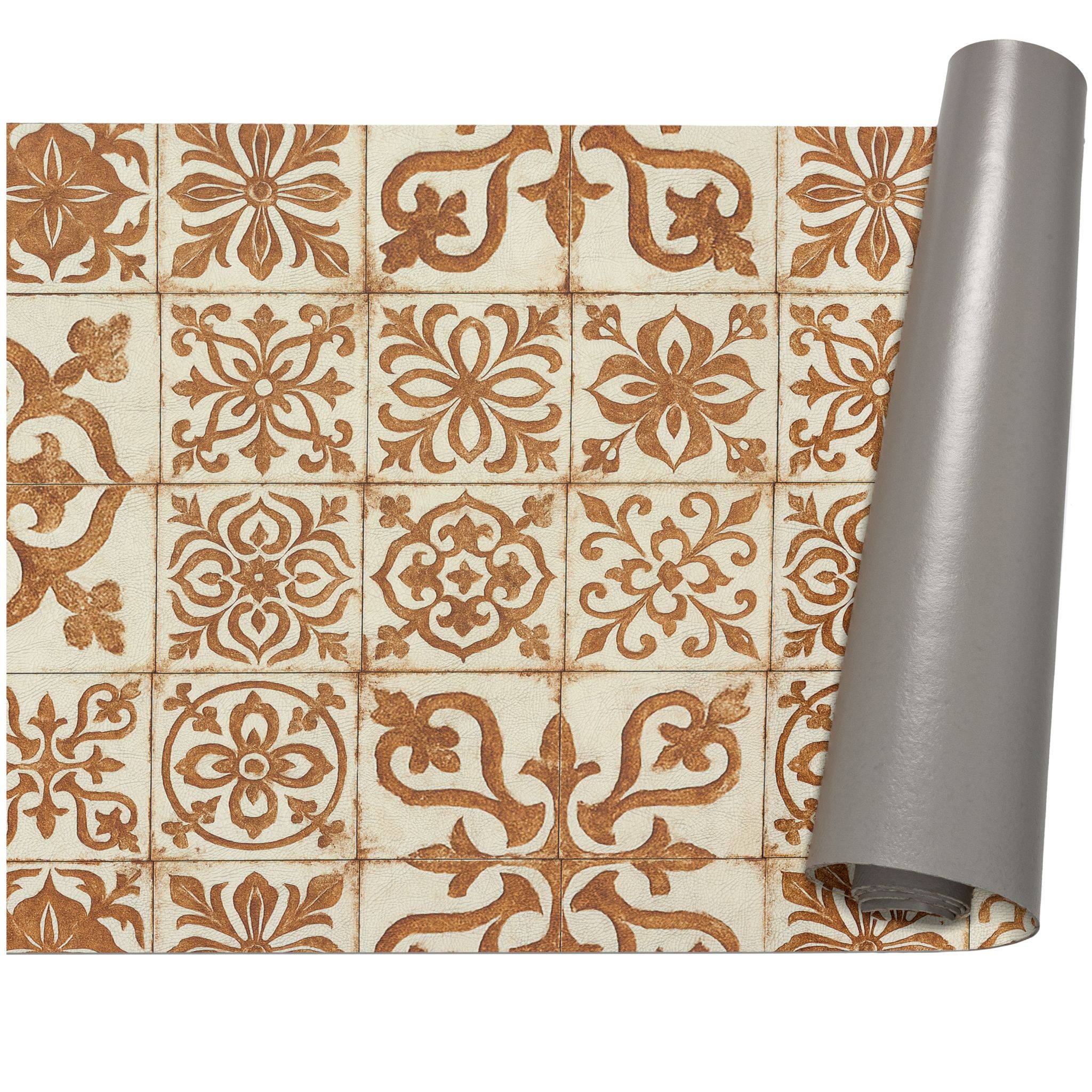 Gerollte graubraune Tapetenmuster-Probe mit einem beige- und rostfarbenem Fliesenmuster-Design mit floralen und Scroll-Motiven.