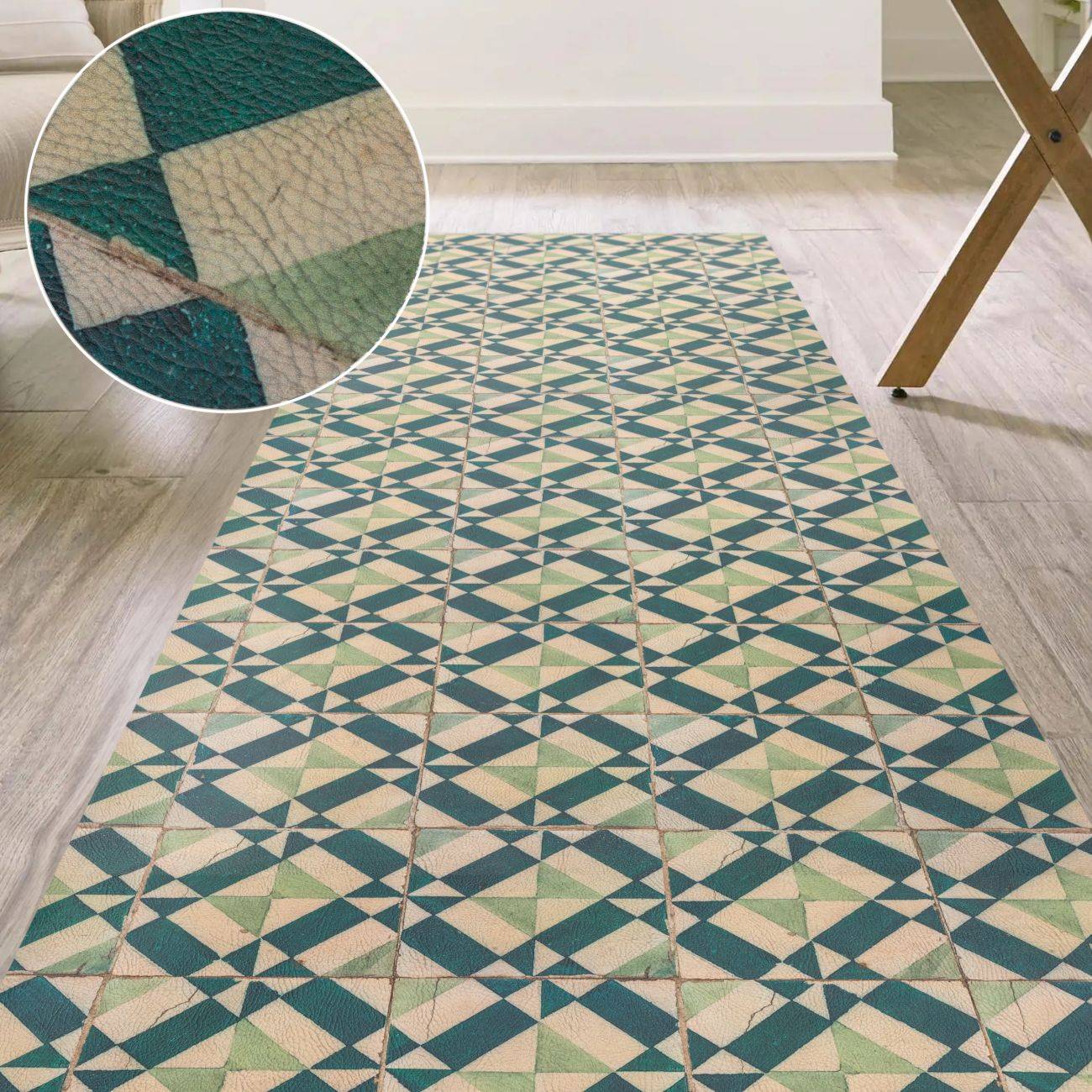 Geometrisch gemusterter Teppich in Blaugrün, Creme und Beige auf hellem Holzboden, mit einer kreisförmigen Nahaufnahme, die das strukturierte Webgewebe zeigt.