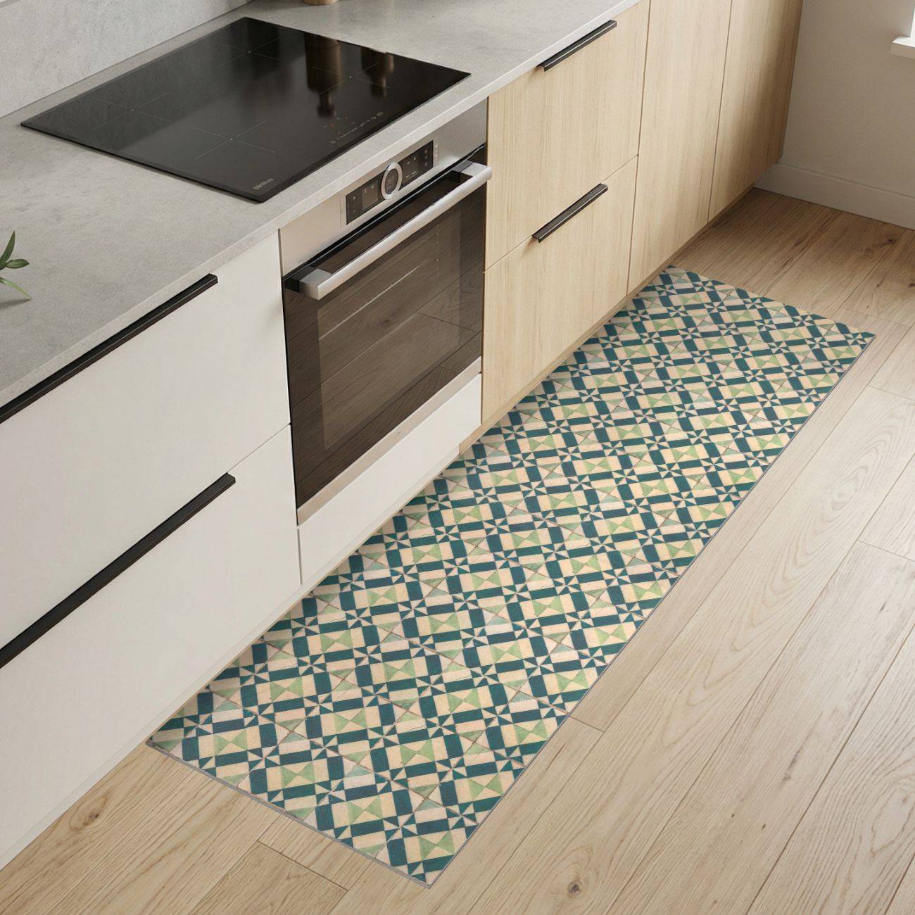 Moderne Küche mit hellen Holzschränken, eingebautem Backofen, schwarzem Kochfeld und einem gemusterten Läufer auf dem Boden.