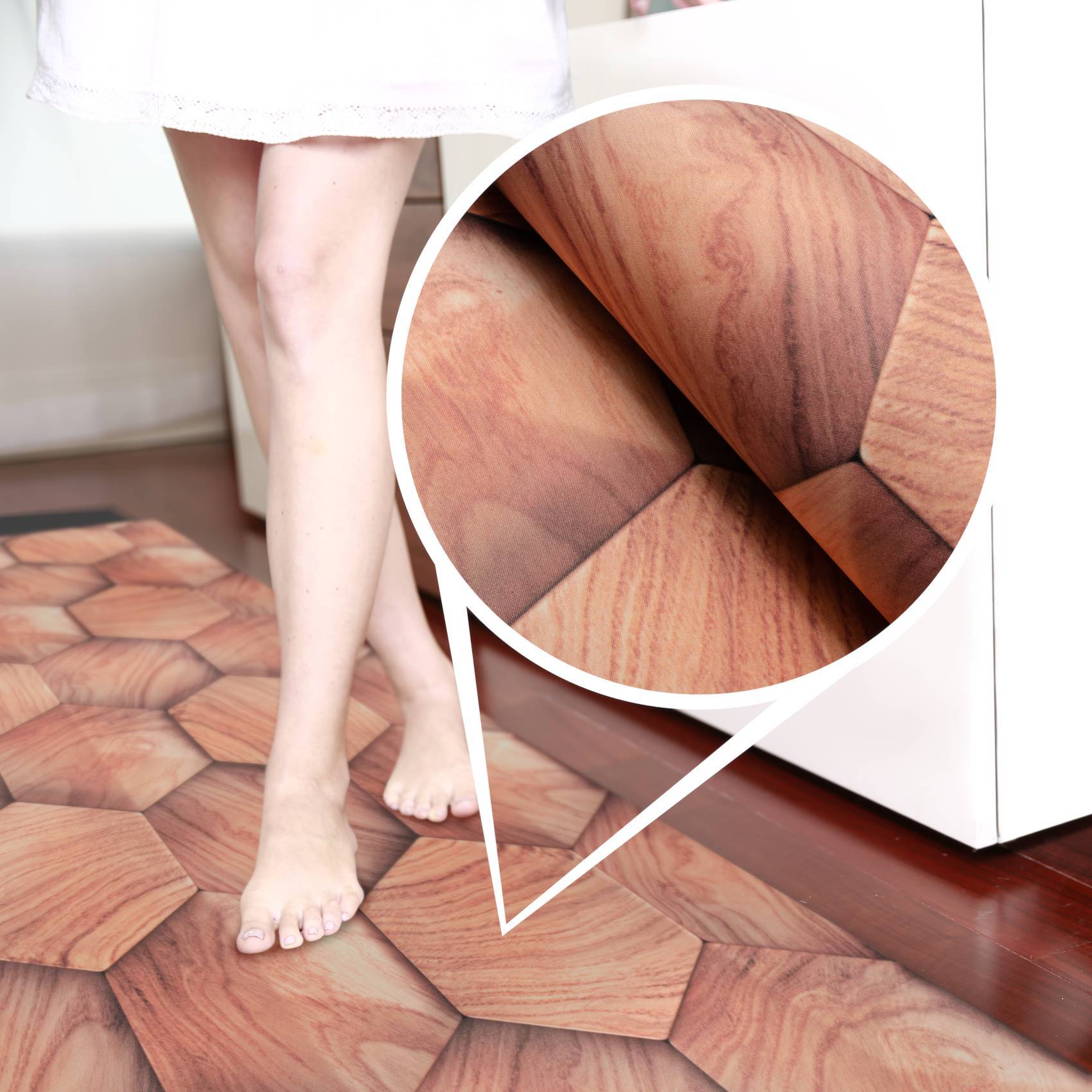 Barfüße auf einem Boden mit Holzmuster, mit einer kreisförmigen Vergrößerung, die eine Nahaufnahme der gedruckten Holzmaserung und Nähte zeigt.