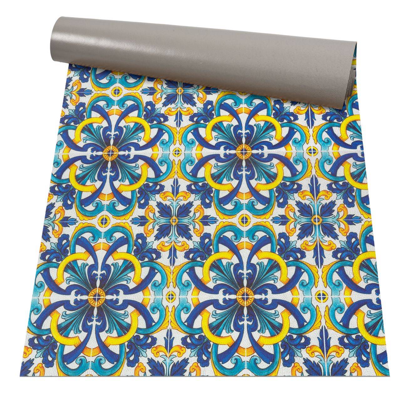 Aufgerollte Rolle farbenfroher dekorativer Tapete mit Fliesenmuster und blauen, gelben und weißen Blumenmotiven.