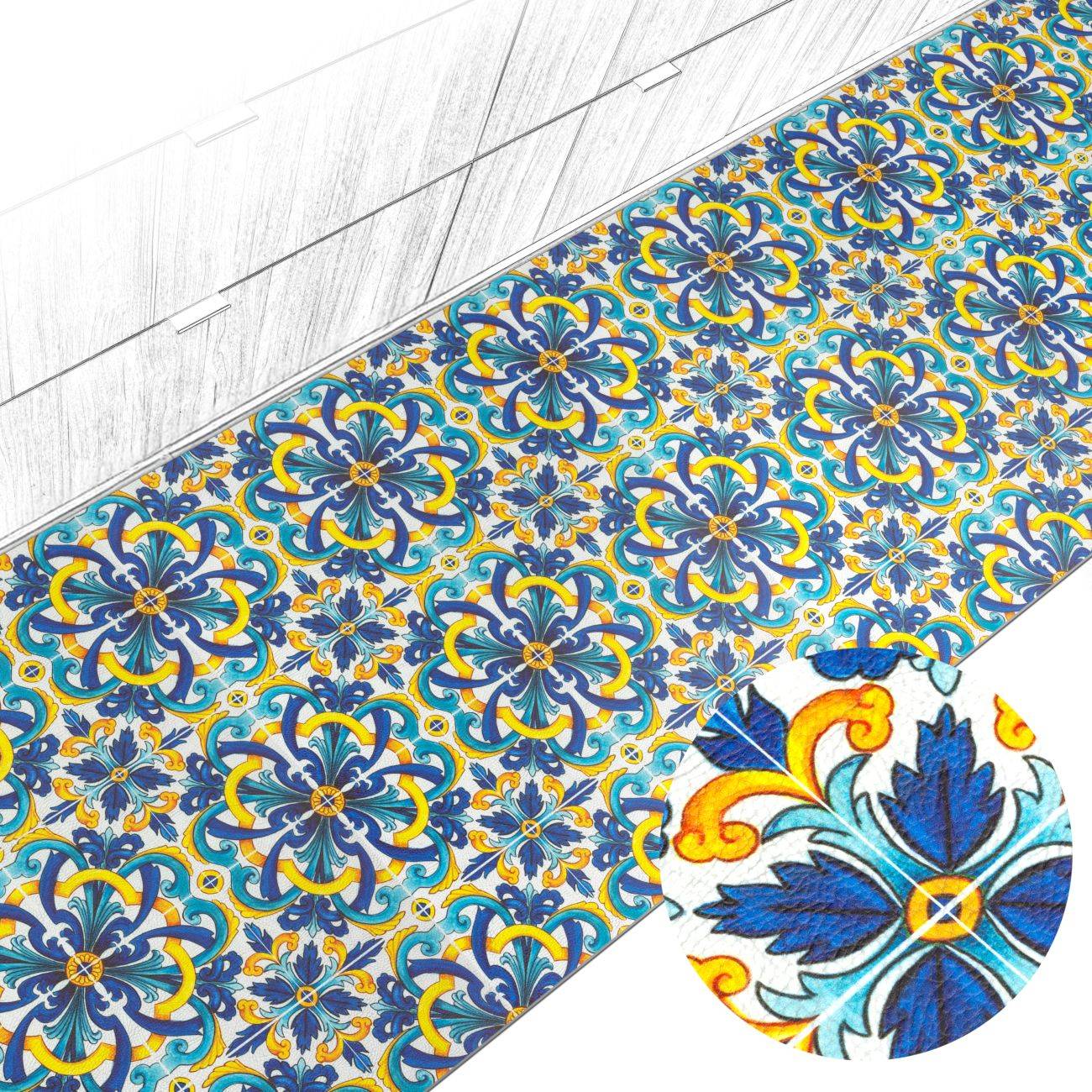 Diagonales Band mit dekorativem blauem, gelbem und weißem Blumenmusterkachelmuster auf einer hellen Oberfläche, mit einer vergrößerten Detailansicht des Motivs.
