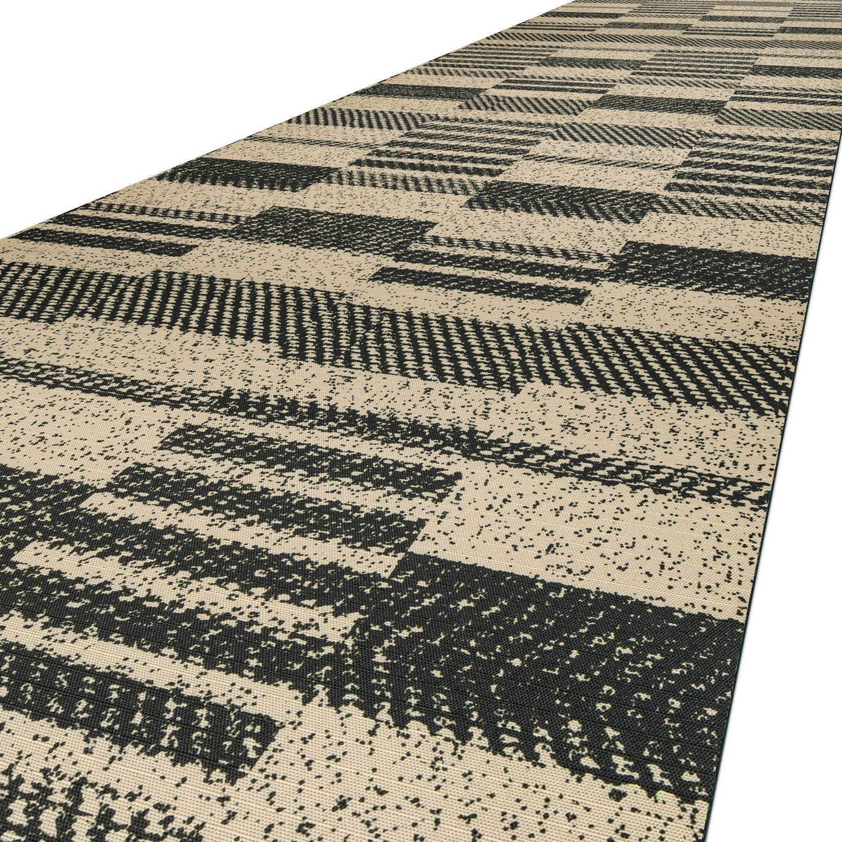 Abstrakter schwarz-beiger gemusterter Teppich mit sich wiederholenden geometrischen und pixelähnlichen Streifenmotiven