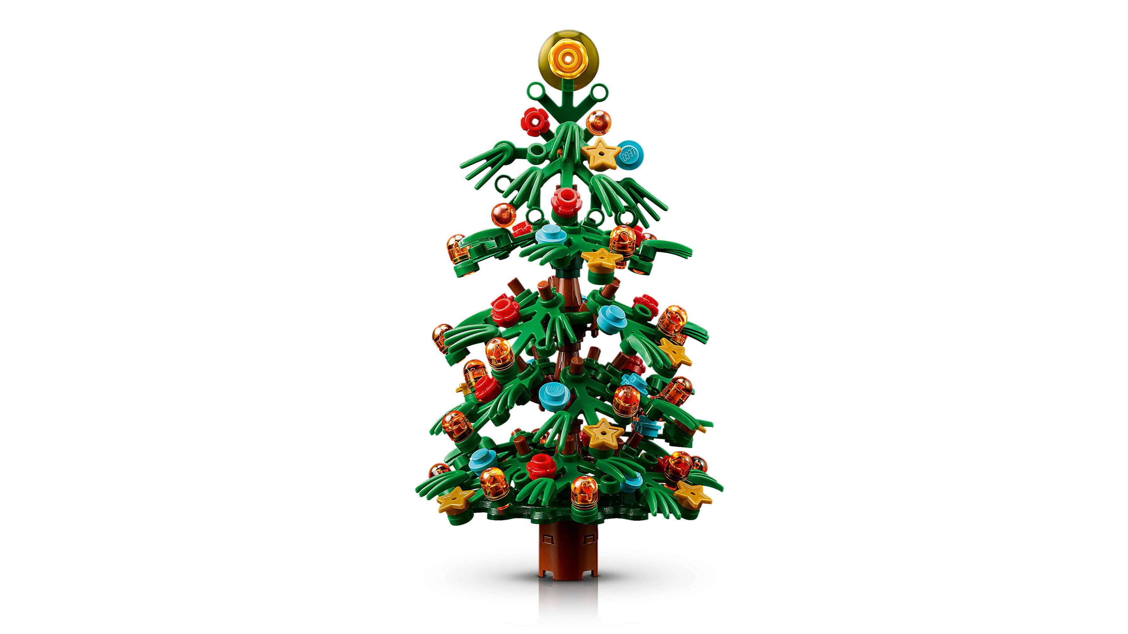 Ein kleiner, dekorierter Weihnachtsbaum aus bunten Bausteinen mit einem braunen Stamm und einer sternenförmigen Spitze, gezeigt auf weißem Hintergrund.