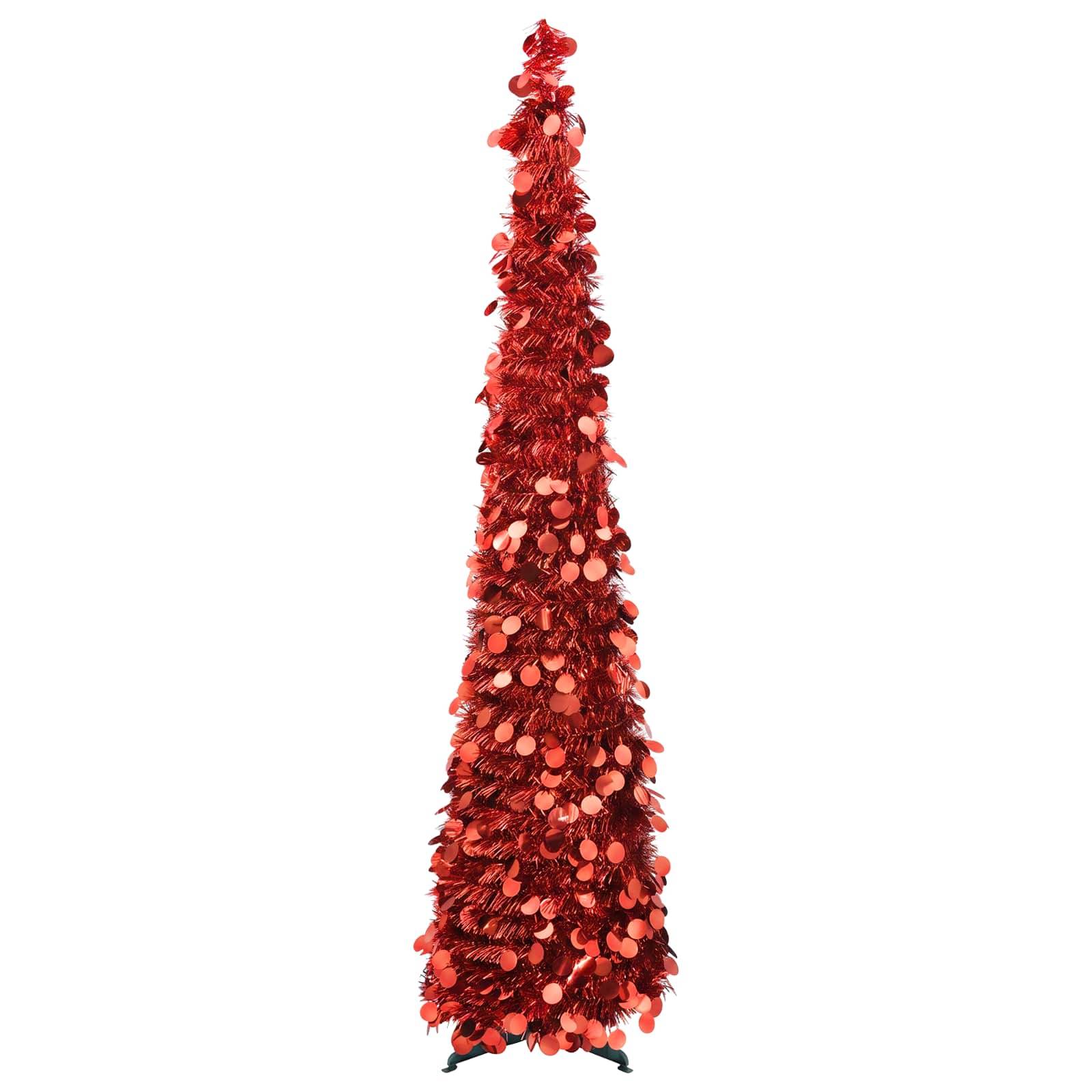 Hoher roter dekorativer kegelförmiger Weihnachtsbaum mit glänzender Lametta und runden Pailletten auf weißem Hintergrund bedeckt.