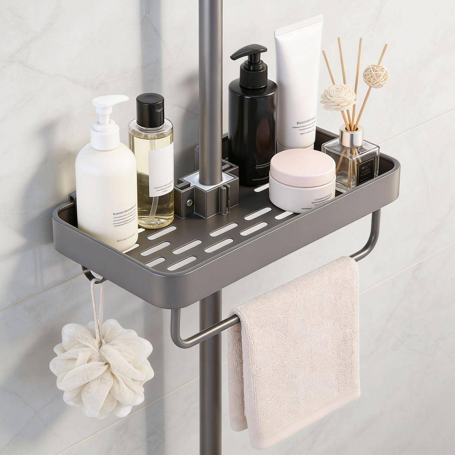 Eck-Duschablage an einer Stange befestigt, mit Badflaschen, Seife, Diffusor und einem Glas, mit darunter hängenden Handtüchern.