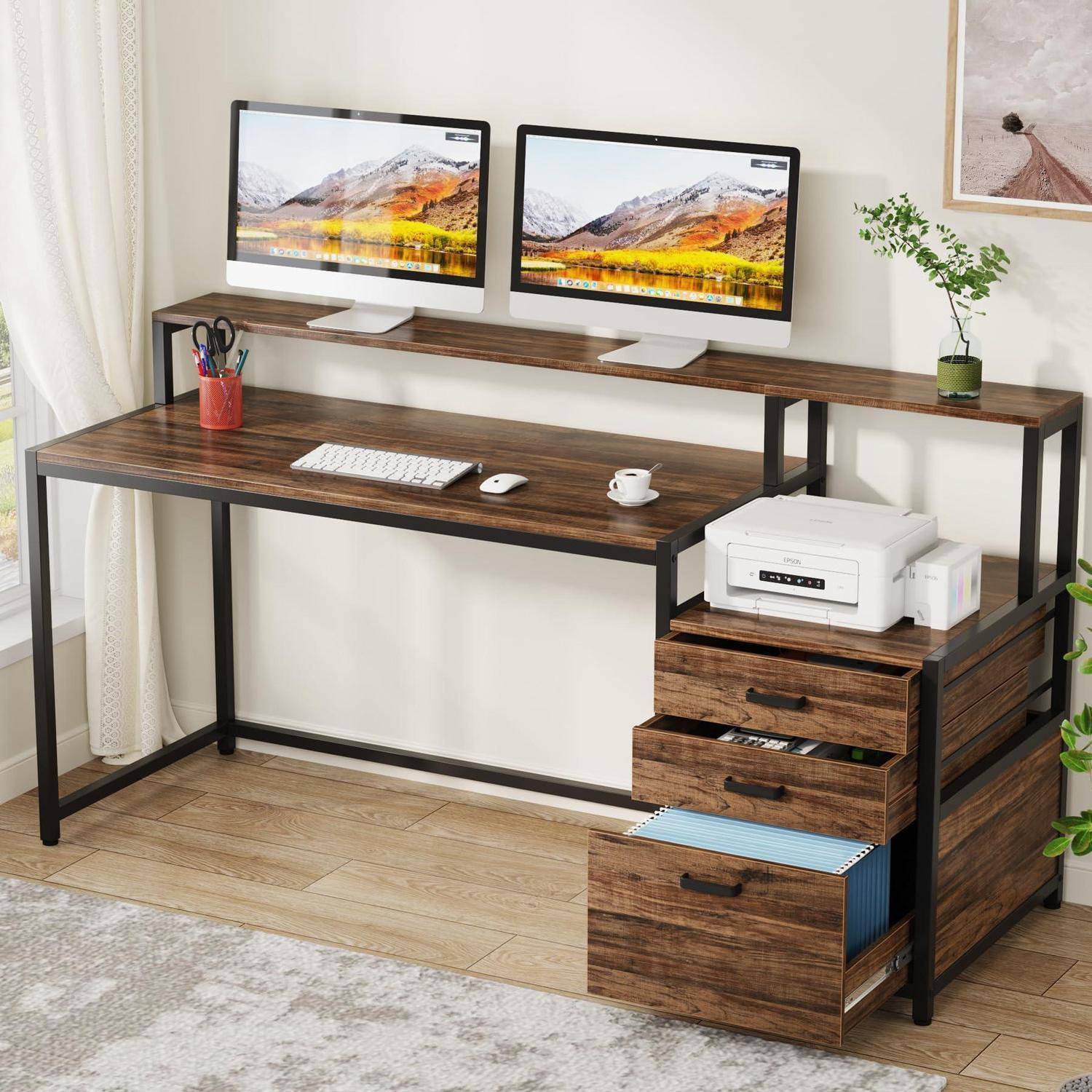 Modernes Dual-Monitor-Schreibtisch-Setup mit Holz-und-Metall-Workstation, Tastatur und Maus auf dem Hauptschreibtisch, Drucker und Schubladen auf der seitlichen Lagerungseinheit.