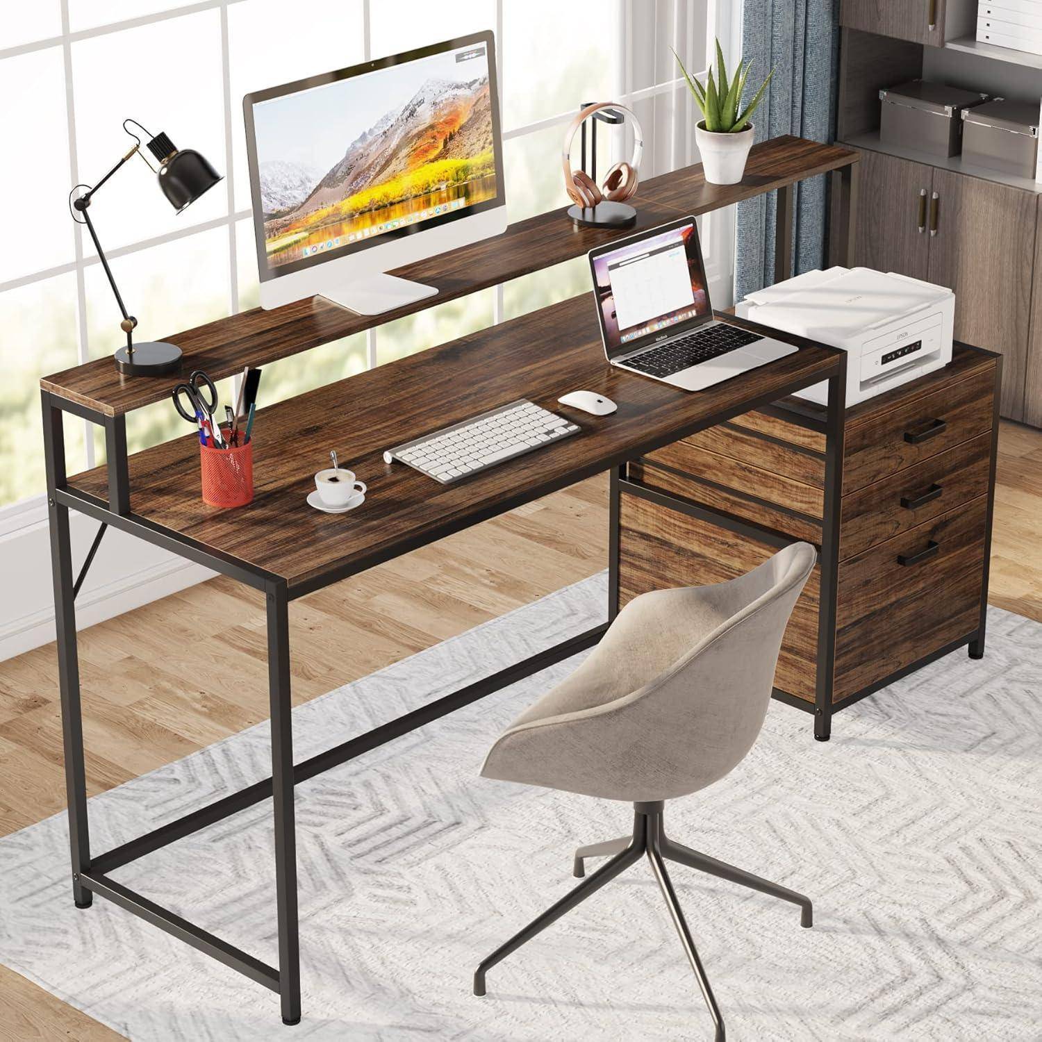 Moderner Arbeitsplatz im Homeoffice mit Holzplatte, Computer, Laptop, Lampe und Stuhl in einem hellen Zimmer.
