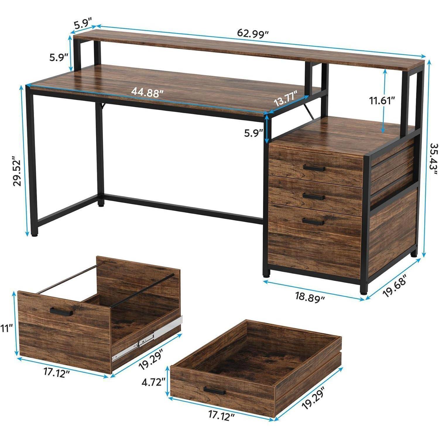 Dimensioniertes Bild eines rustikalen Holzschreibtisches mit Aufsatzregal und Seitenschubladen, das die zusammengebaute Größe von 62,99 x 19,68 x 35,43 Zoll zeigt und Teile, die in zwei Lagerschubladen gleiten.