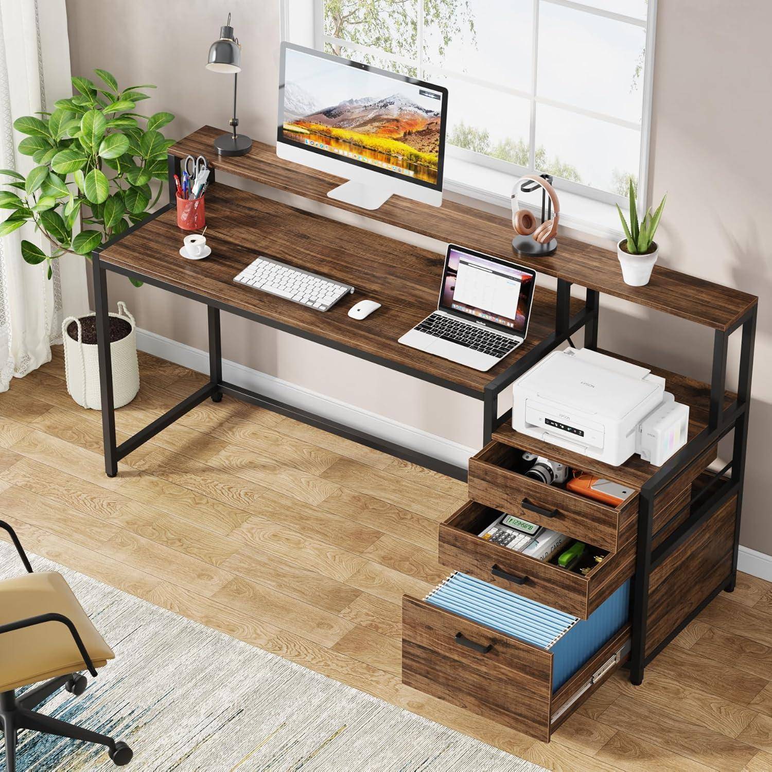Modernes Homeoffice-Setup mit Holzschreibtisch, Desktop-Monitor, Laptop, Tastatur, Schreibtischlampe, Kopfhörern, Pflanzen und Druckeraufbewahrungsschubladen.